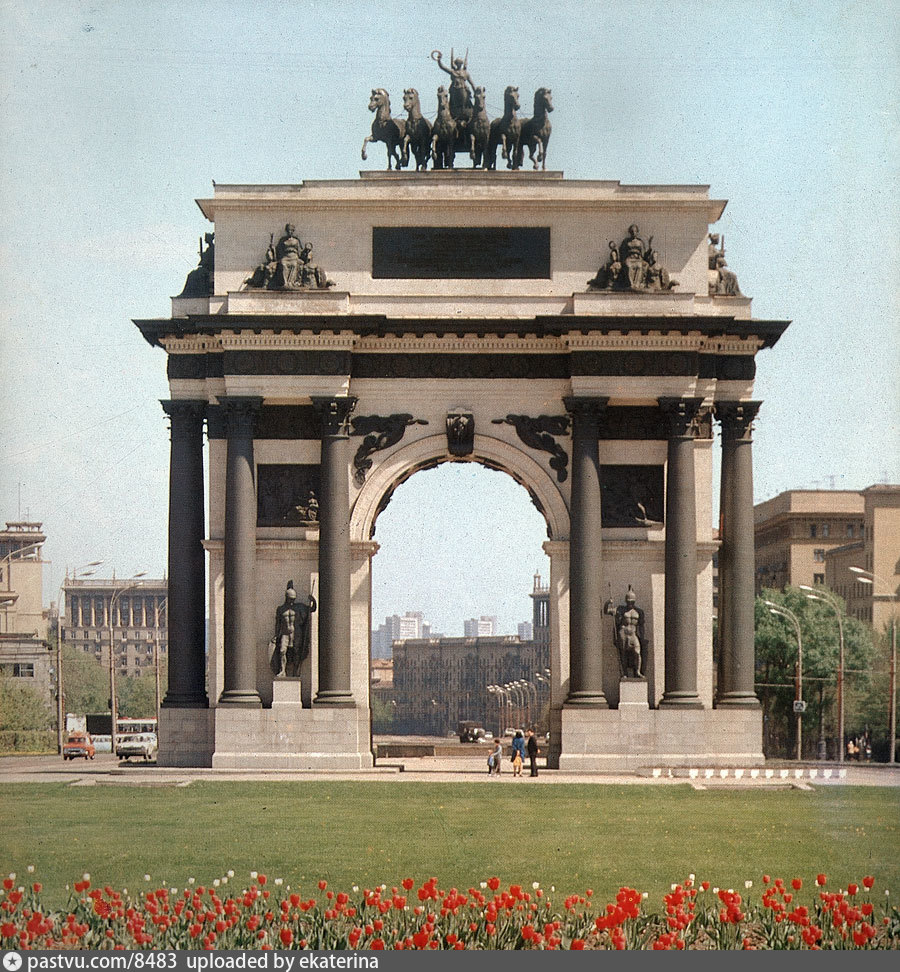 Когда была построена триумфальная арка. Арка Бове. Триумфальная арка в Москве. Скульптуры на Триумфальной арке на Кутузовском проспекте. Арка Победы 1812 в Москве.
