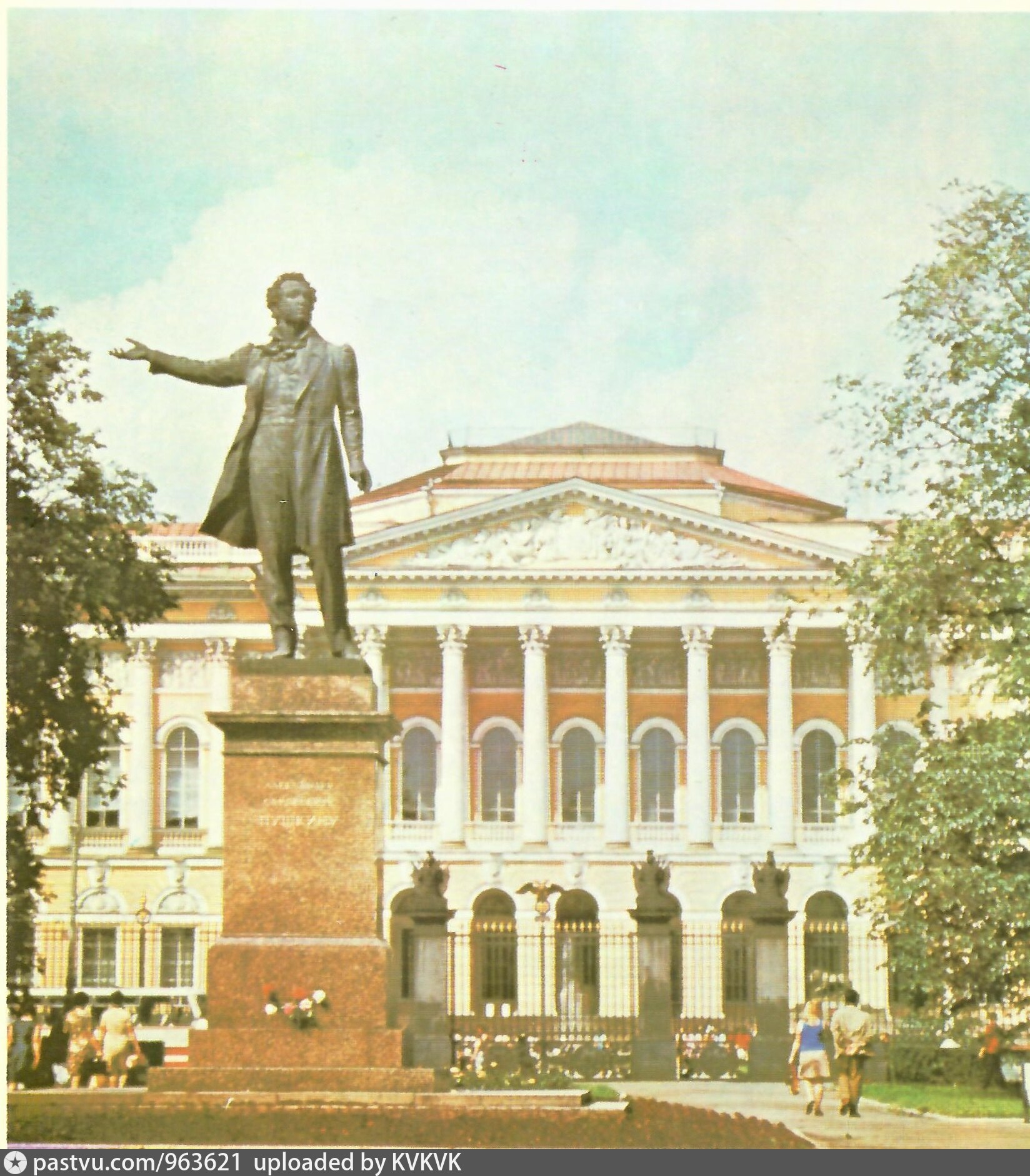 Памятник Пушкину перед русским музеем