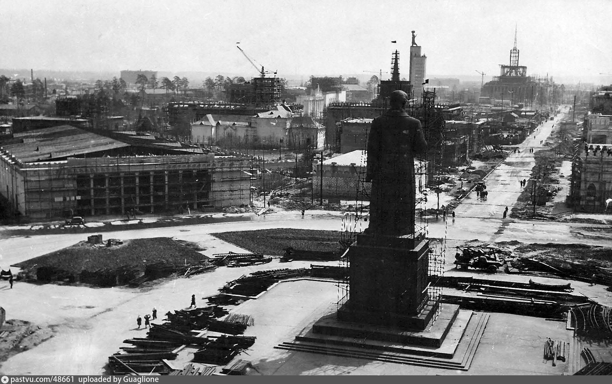 1952 год век. Памятник Сталину на ВДНХ. Статуя Сталина на ВДНХ. Памятник Сталину 1939 ВДНХ. ВДНХ памятник Ленину Сталину.