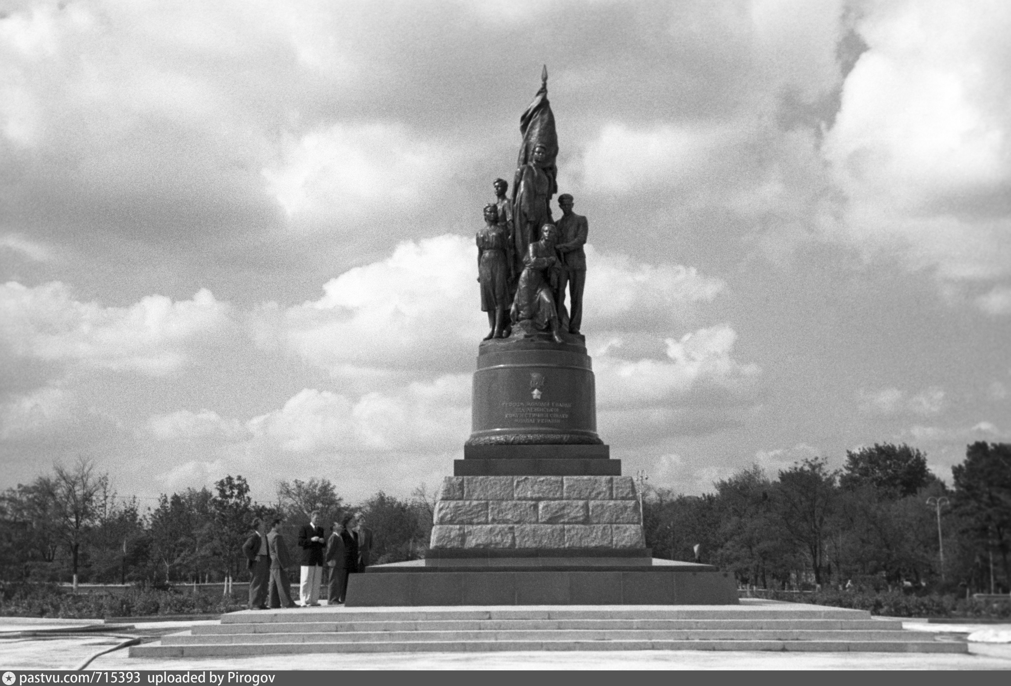 Памятник молодой гвардии в краснодоне фото