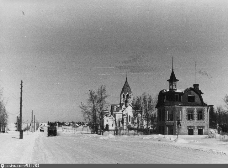Изначально дом был гораздо интереснее. Фото 1941-1943г. На заднем плане Церковь Святого Алексия.