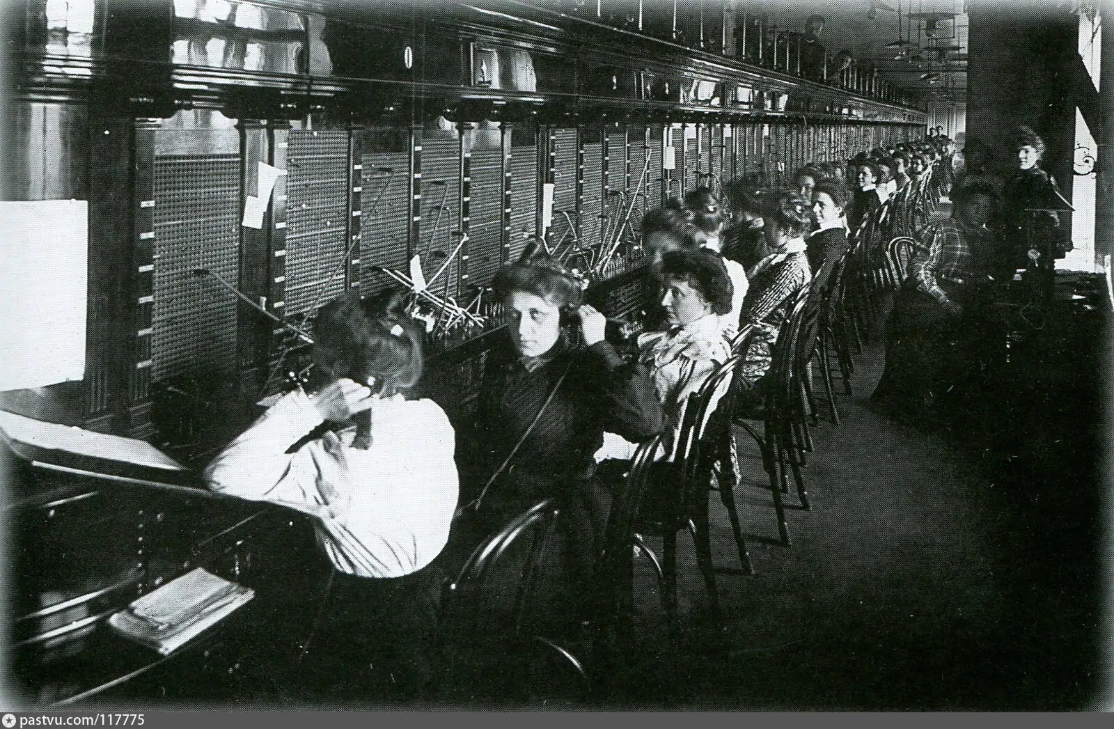 Связь 20 21. Телефонная станция телефонистки. Первая телефонная станция в Санкт-Петербурге 1882. Телефонные станции 1882 года.
