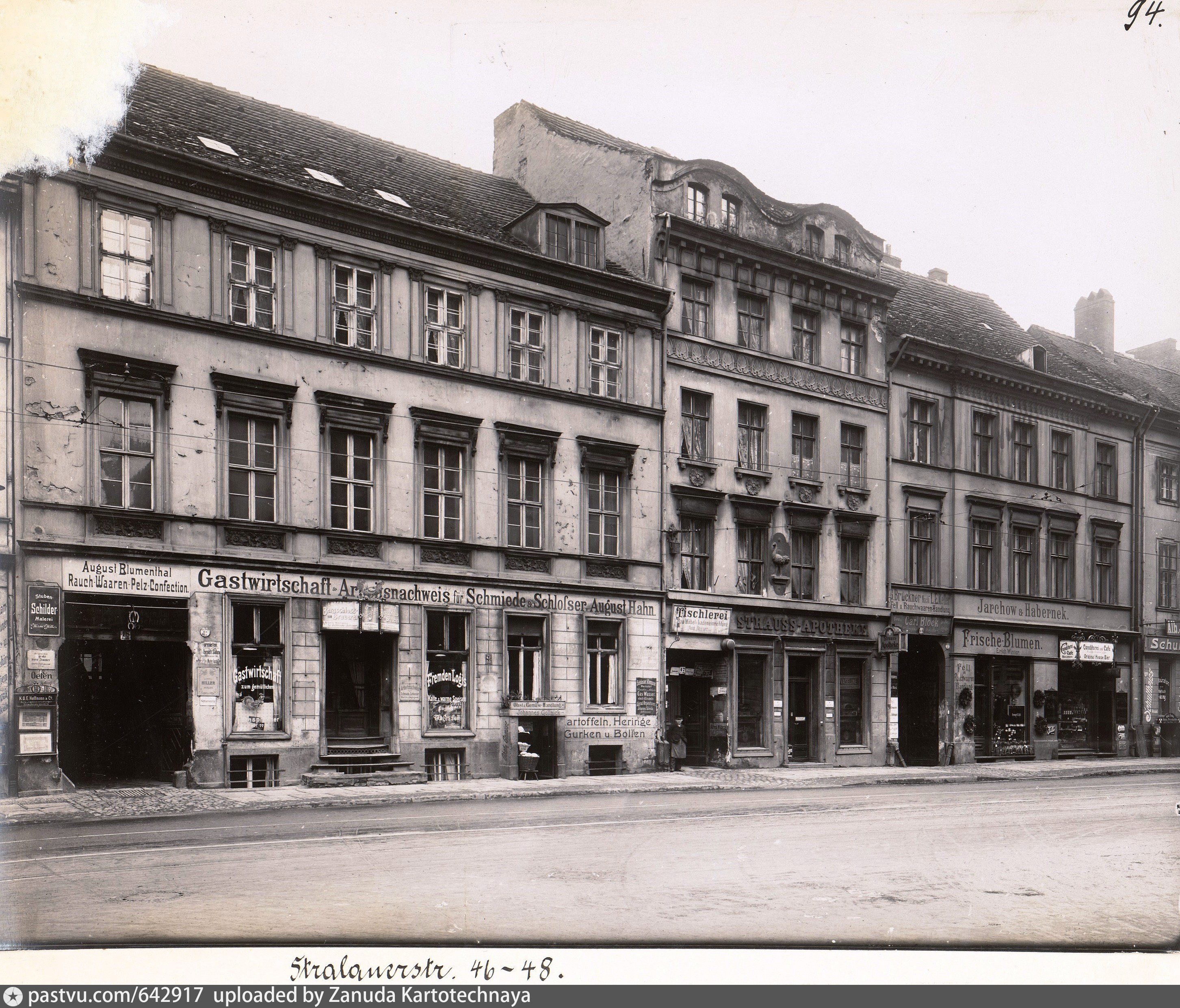 Stralauer Straße 46-48: Wohnhäuser und Strauß-Apotheke