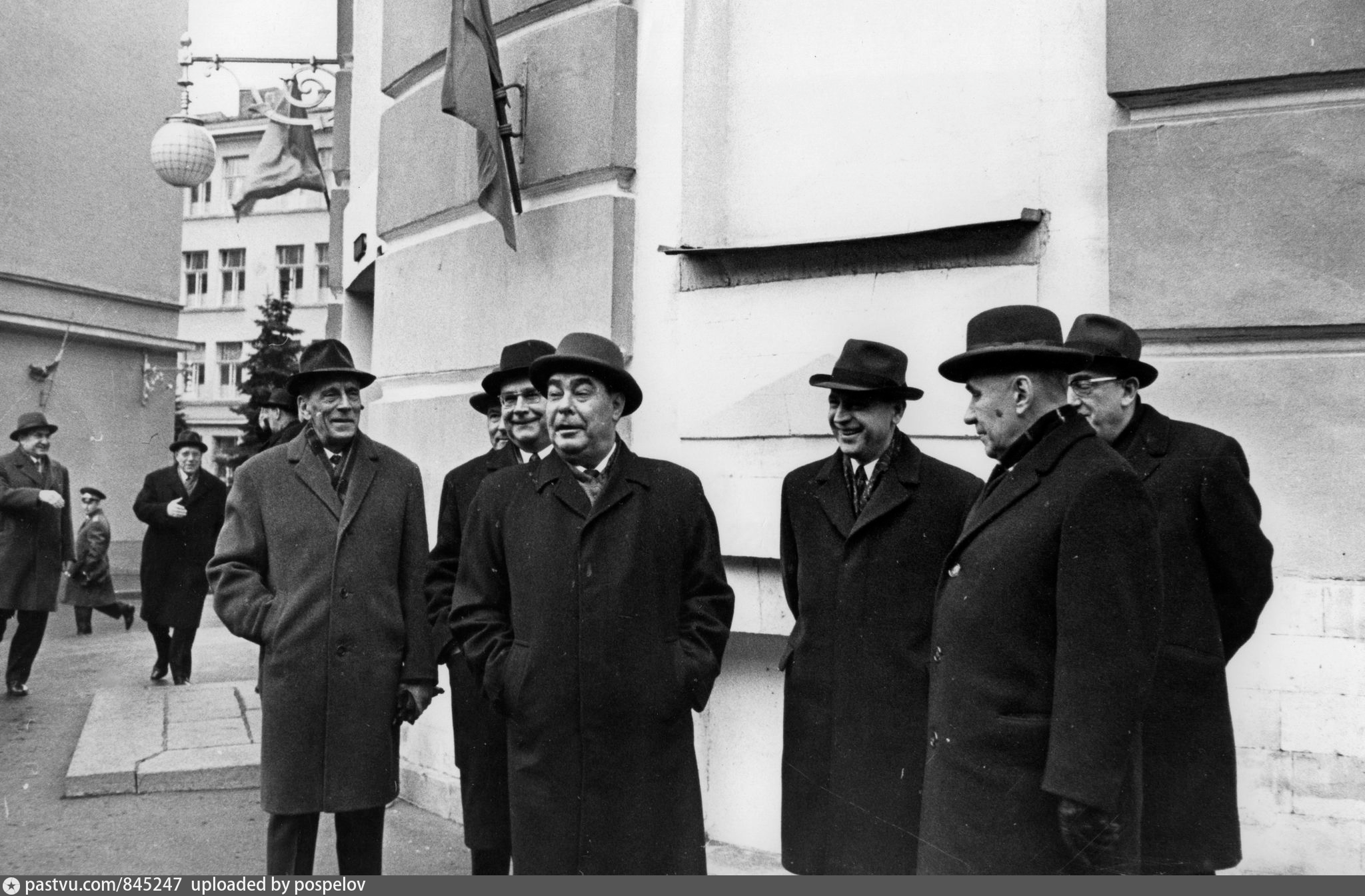 Секретариат политбюро. Политбюро 1936 г фото. Брежнев и Суслов на одном фото. Первое мая и Брежнев красная площадь.