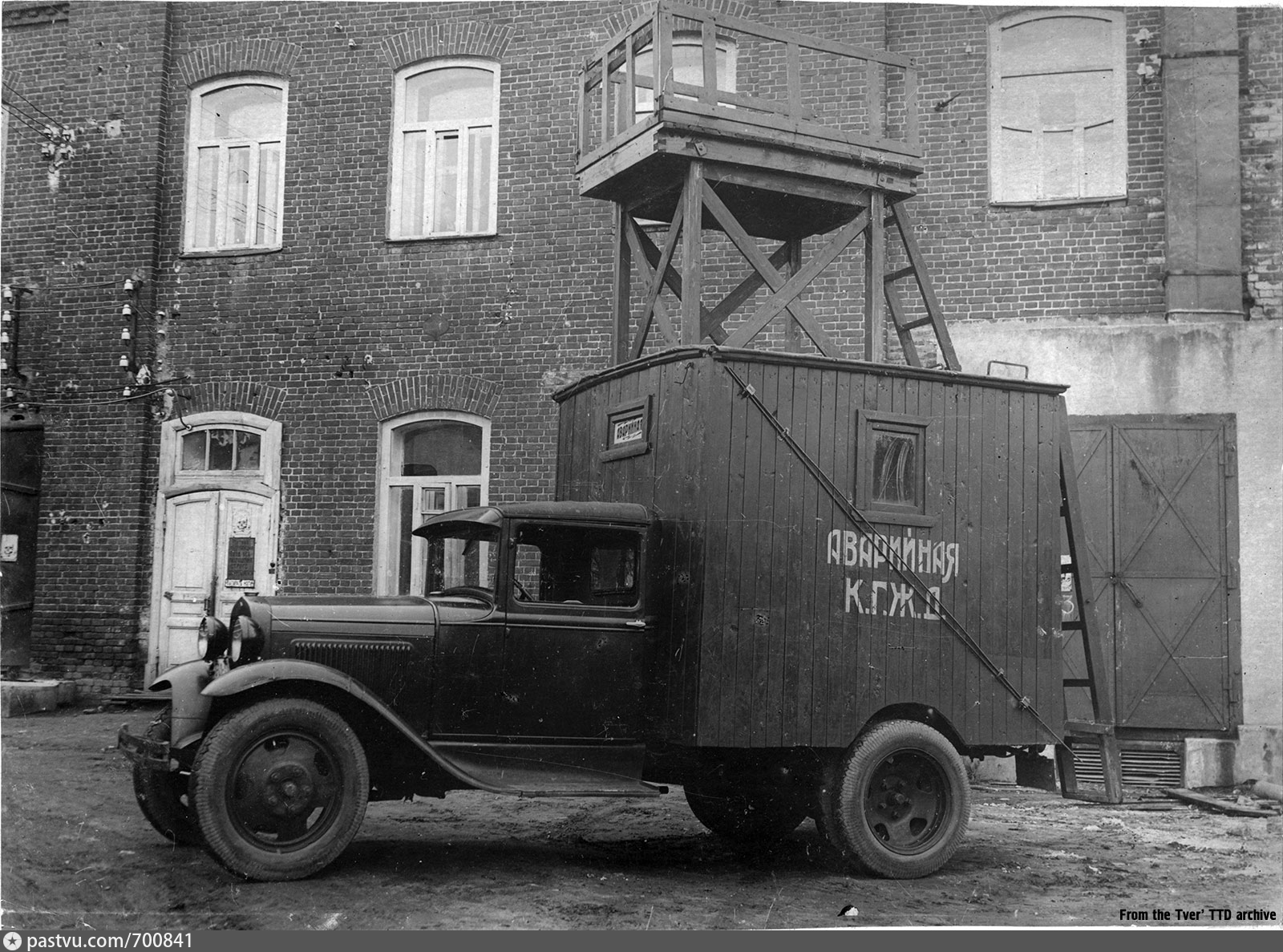 Тарантайка 1930 год. Грузовик полуторка ГАЗ-АА. ГАЗ АА 1932. Автомобиль ГАЗ-АА полуторка 1932. ГАЗ 51 воронок.