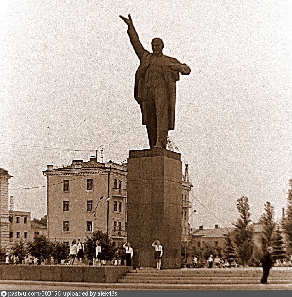 Ленина старая. Памятник Ленину в Тамбове. Памятник Ленину Тамбов 1958. Старый памятник Ленину Тамбов. Статуя Ленина в Тамбове.