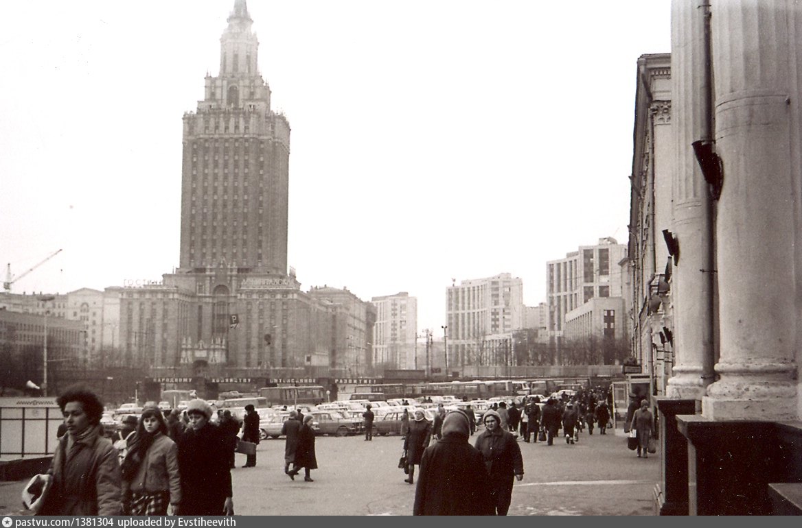 Площадь 1941. Комсомольская площадь СССР. Комсомольская площадь.новокузрпуе. Украина Главная площадь 1941. Комсомольская площадь военные фото.