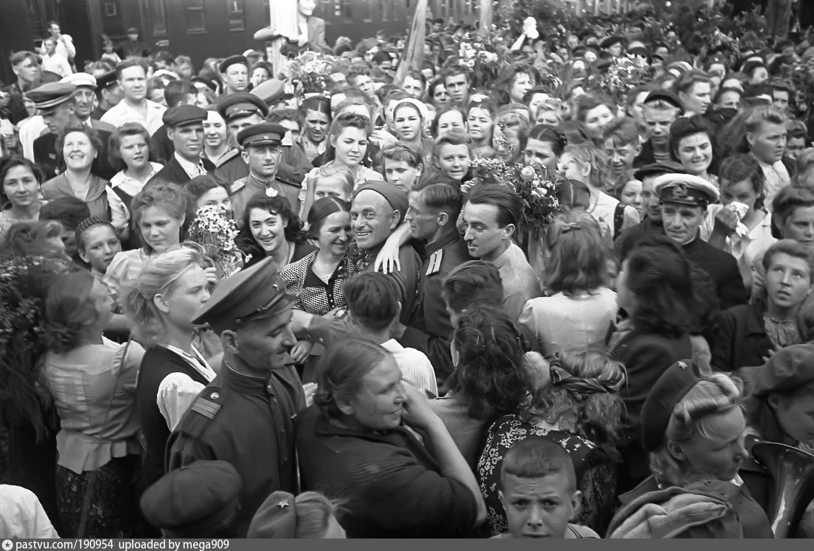 Фото года войны победа. Встреча воинов-победителей на белорусском вокзале 1945. Кадры Победы 1945. Фотохроника Победы 1945.