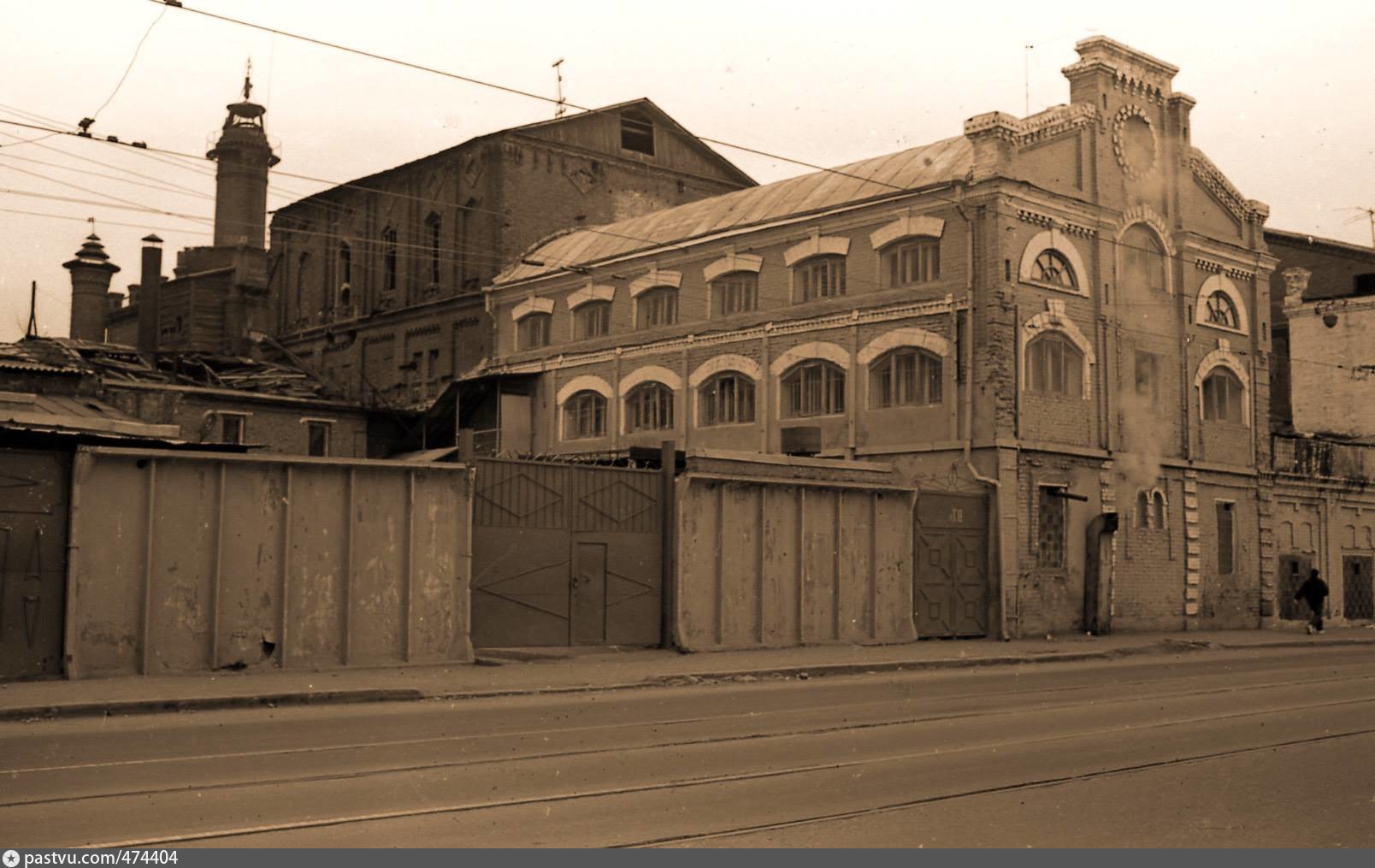 Завод крестовникова. Завод на Тукая Казань. Старые заводы Казани. Завод Крестовниковых в старой Казани.