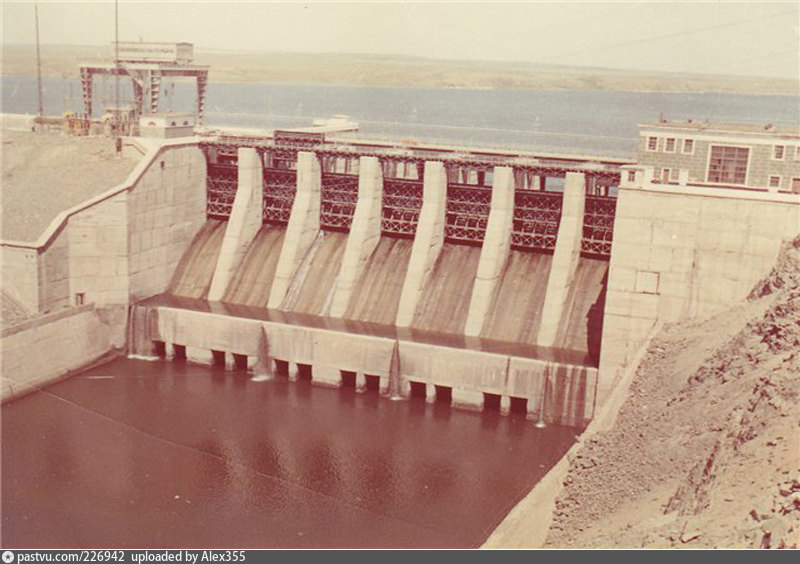Сброс воды с ириклинского. Ириклинская ГЭС. Ириклинское водохранилище ГЭС. Гидроэлектростанция Ириклинская ГЭС. Ириклинская ГЭС (плотина ).
