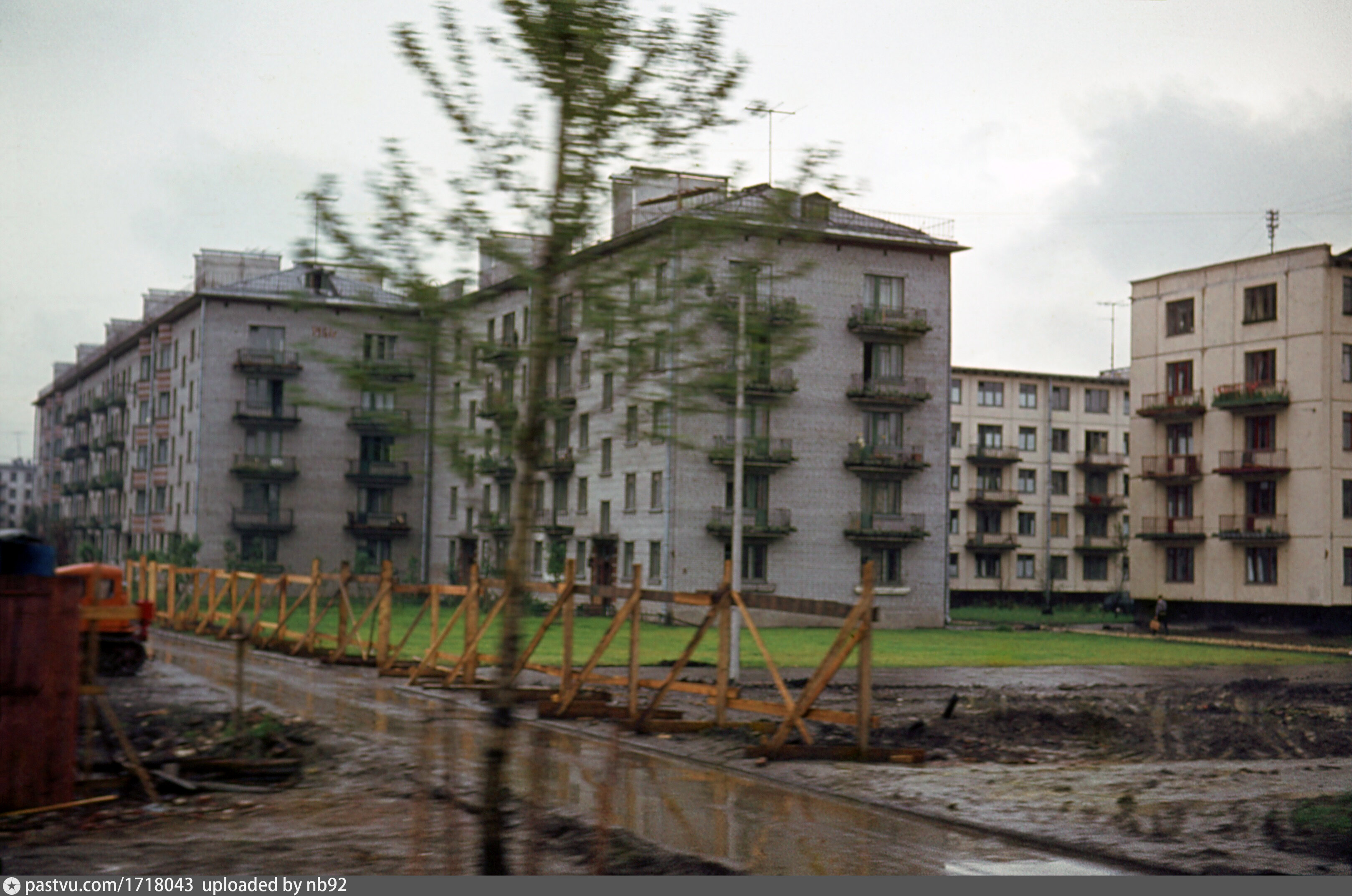 Г советский дома. Хрущевки в 1960е. Хрущевки в 1960е Кунцево. Хрущевка СССР Петербург. Двор пятиэтажки СССР.