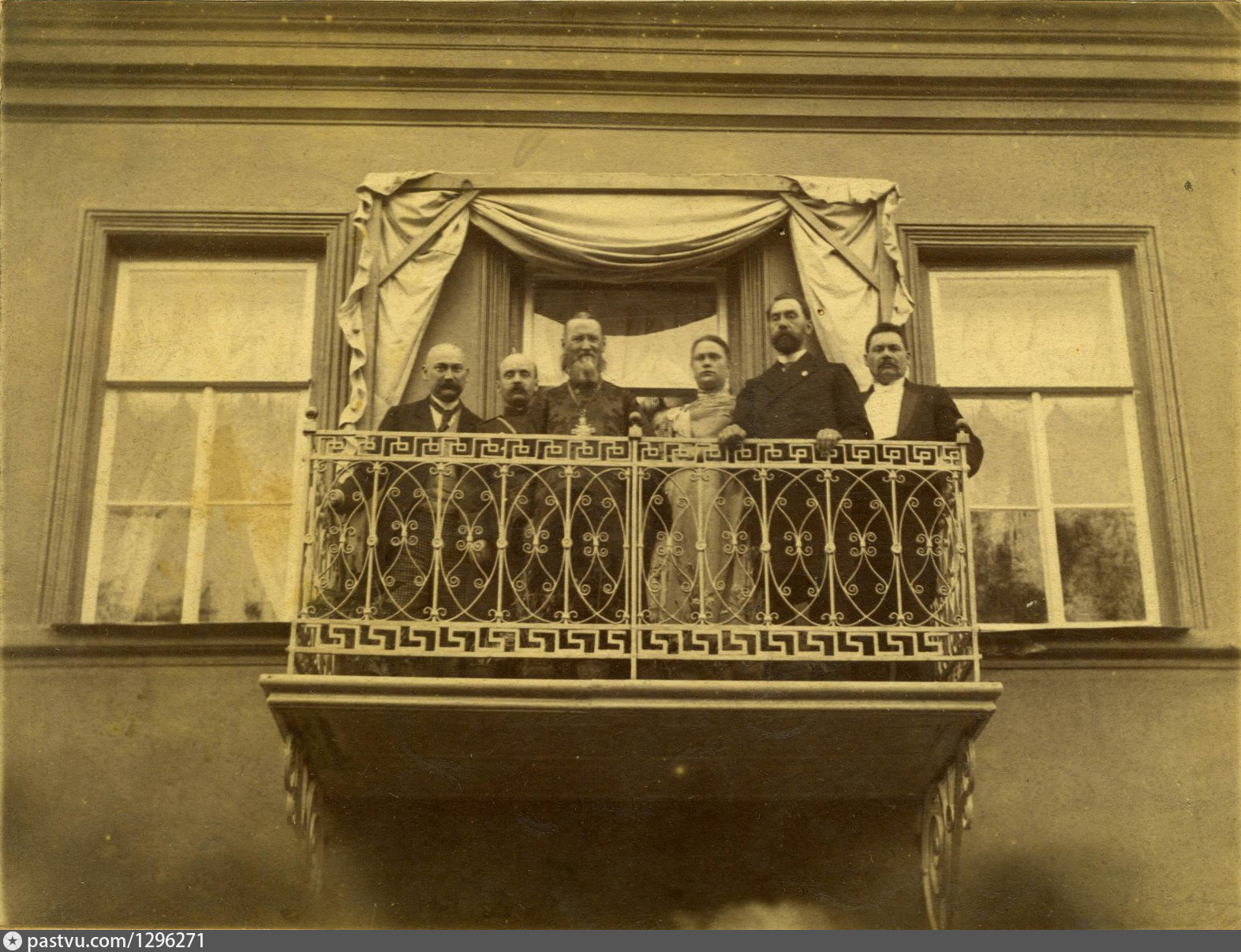 Иоанн Кронштадтский на балконе