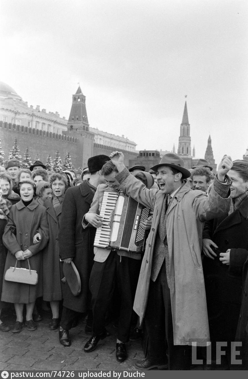 Наша страна 12 апреля 1961. Ликование на красной площади в честь полёта Гагарина 1961. Встреча Гагарина на красной площади 1961. Встреча Юрия Гагарина на красной площади. 1961 Год Москва Гагарин.