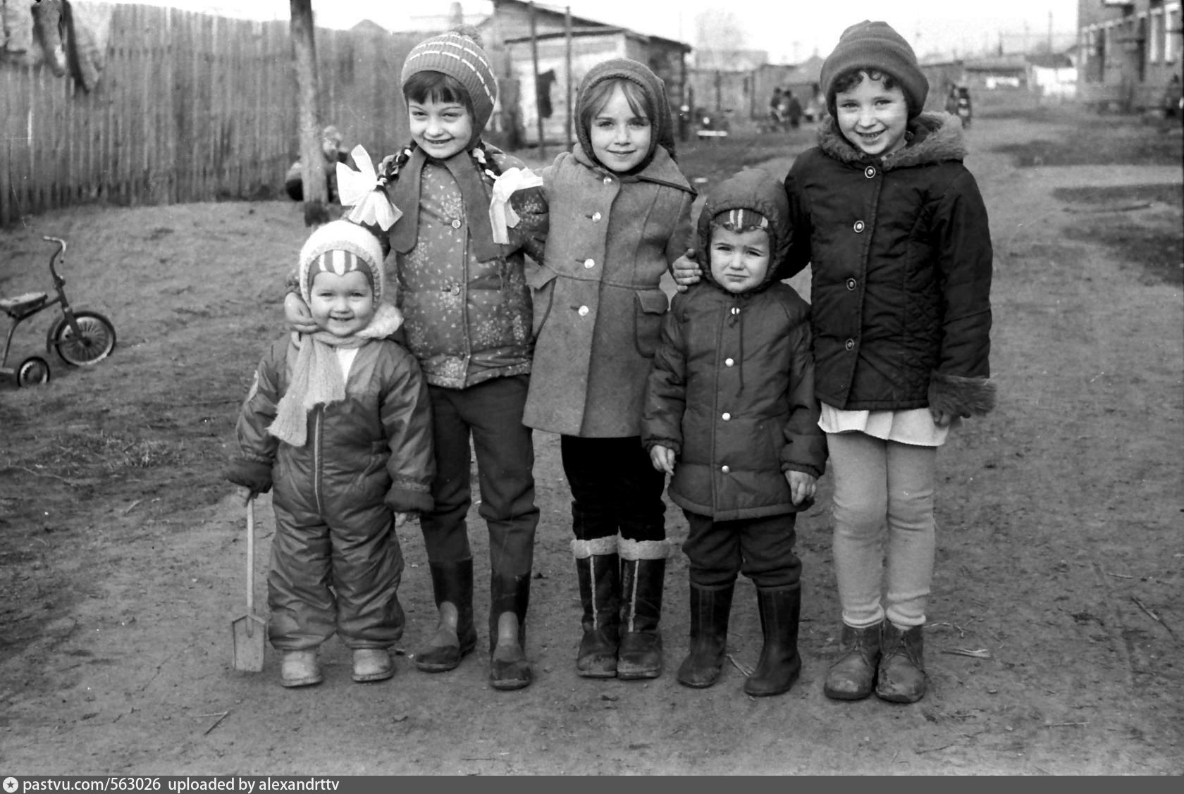Дети ссср какого года. Одежда советских детей. Зимняя одежда советских детей. Одежда детей в 90-е годы. Одежда детей в советское время.