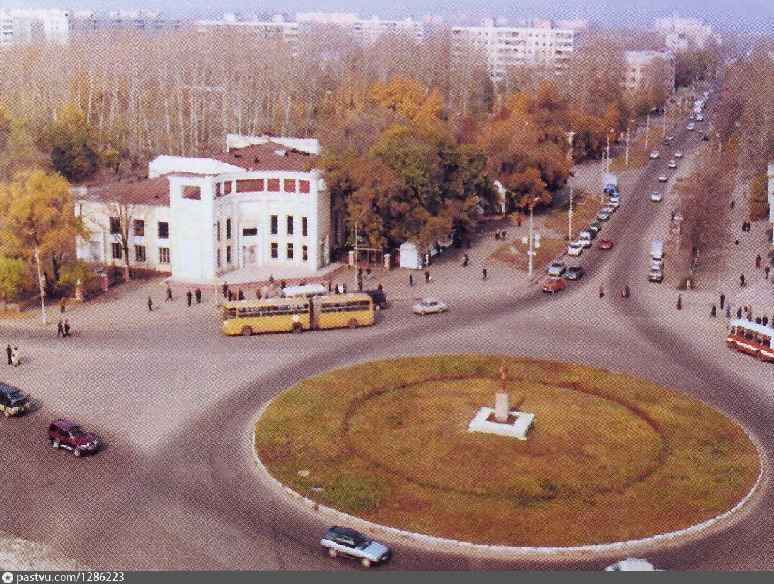 Комсомольск прилипли. Комсомольск-на-Амуре 90-е. Площадь Кирова Комсомольск. Комсомольск на Амуре 1975 год. Комсомольск-на-Амуре 2000.