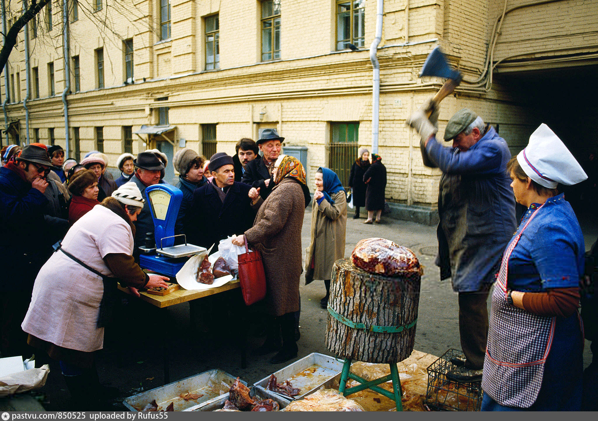 Очередь за хлебом в Москве 1990