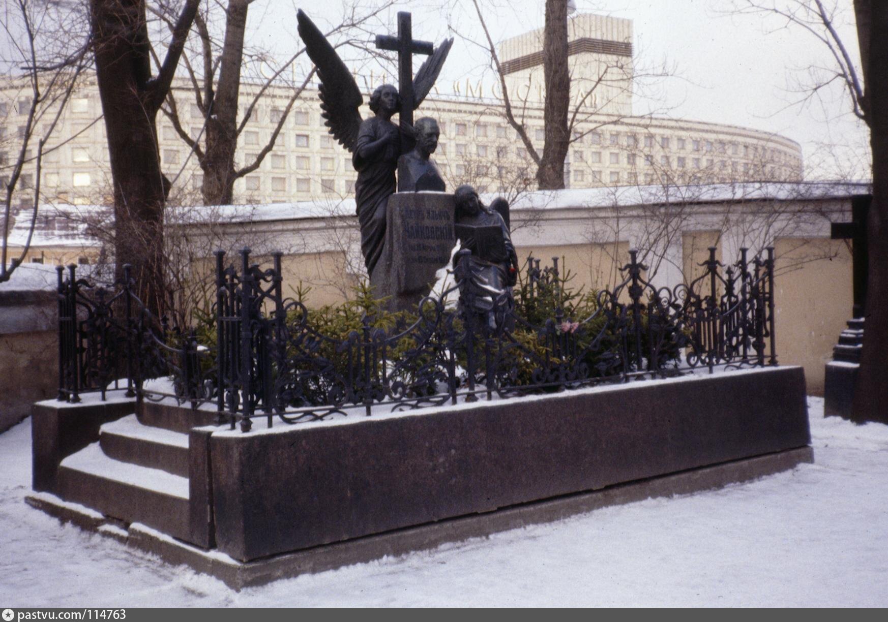 Могила Чайковского в Александро-Невской