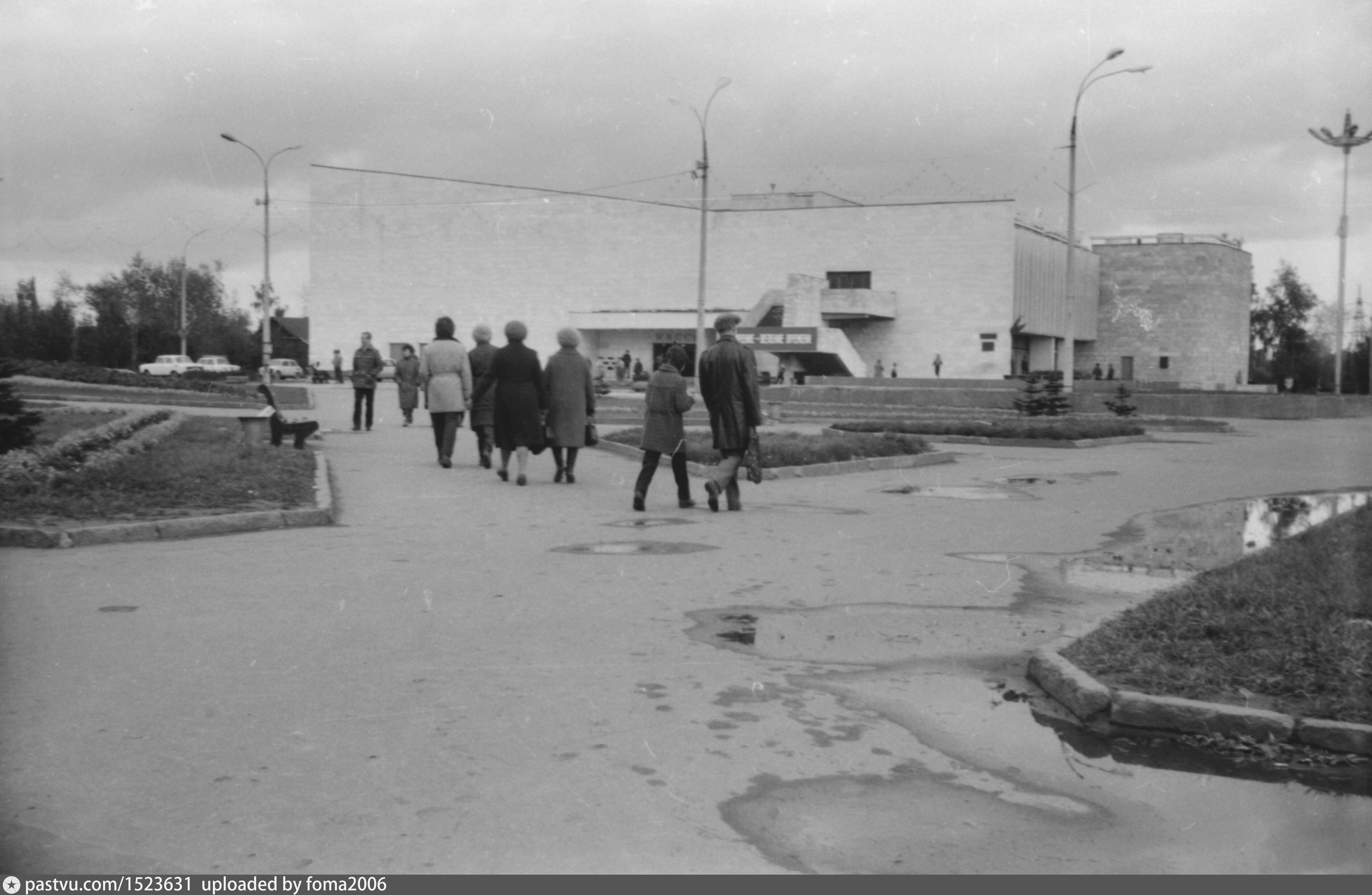 Кинотеатр Сормовский старые фото. Фотография Сормовского кинотеатра 80 годы. Кинотеатр Сормовский фото 90- годов. Фото кинотеатр Сормовский тогда и сейчас.