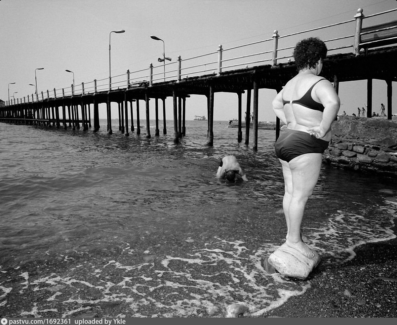 На пляже 1988. Карл де Кейзер. Карл де Кейзер фотографии. Сочи — Российская Ривьера 1988 года в фотографиях Карла де Кейзера. Карл де Кейзер фотографии Сочи.