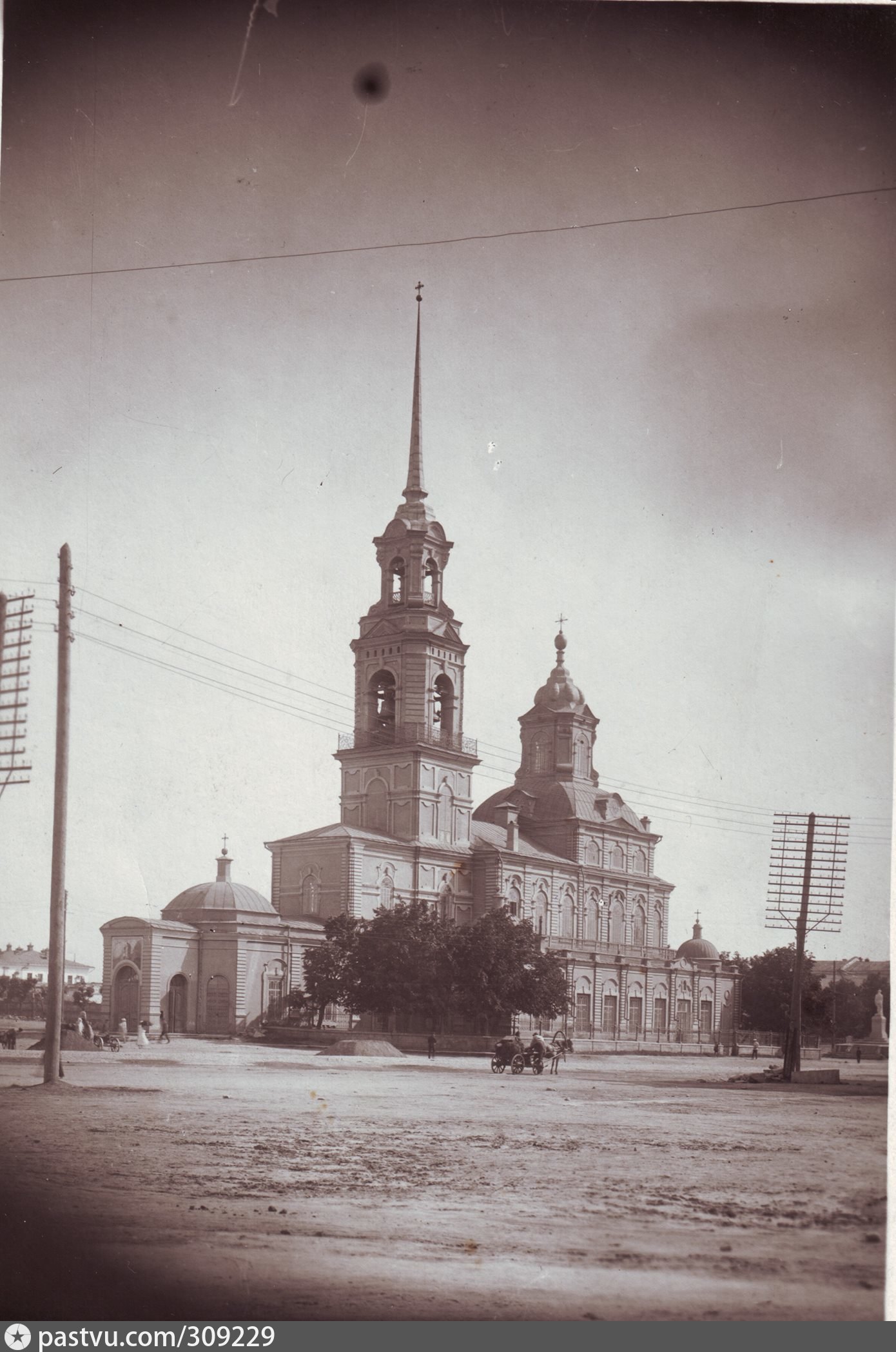 Здание 19 века в екатеринбурге. Богоявленский собор на площади 1905 года. Богоявленский кафедральный собор Екатеринбург. Кафедральный собор Екатеринбург площадь 1905. Кафедральный собор в Екатеринбурге до революции.