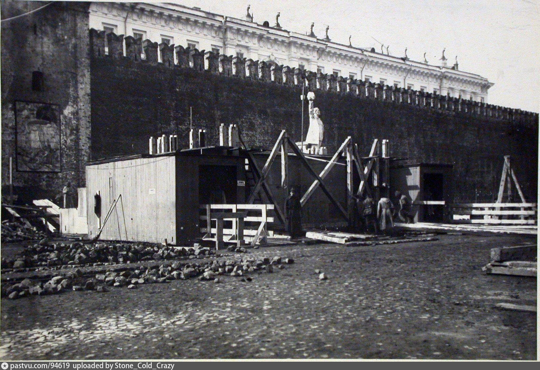 Фото 1924 года. Первый мавзолей Ленина 1924. Ленин в мавзолее 1924. Первый деревянный мавзолей Ленина. Щусев мавзолей Ленина 1924.