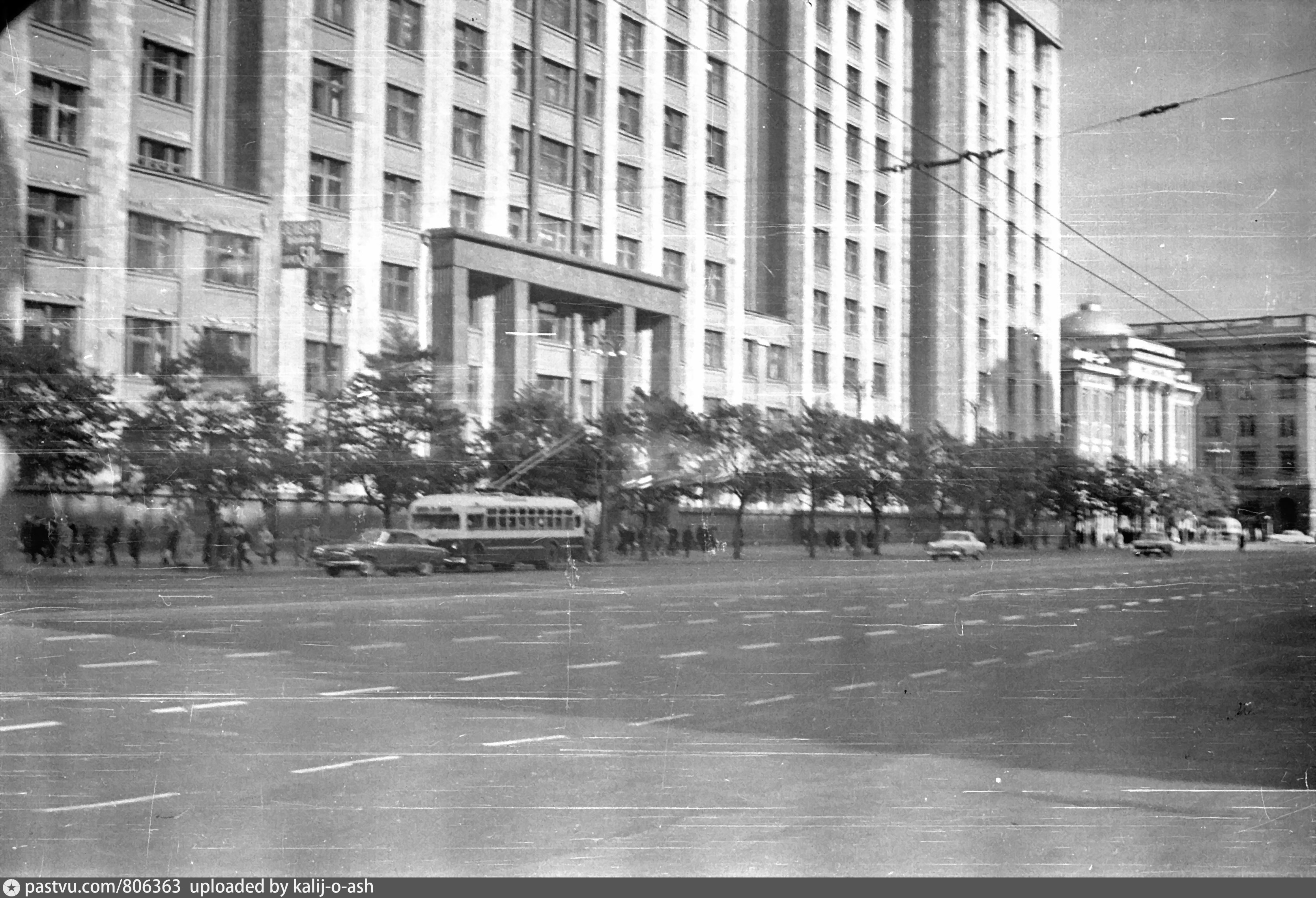 Госплан ссср. Дом совета министров СССР. Здание Совмина в Москве в 1978 году. Дома в виде СССР. Государственная Дума вид из окна.