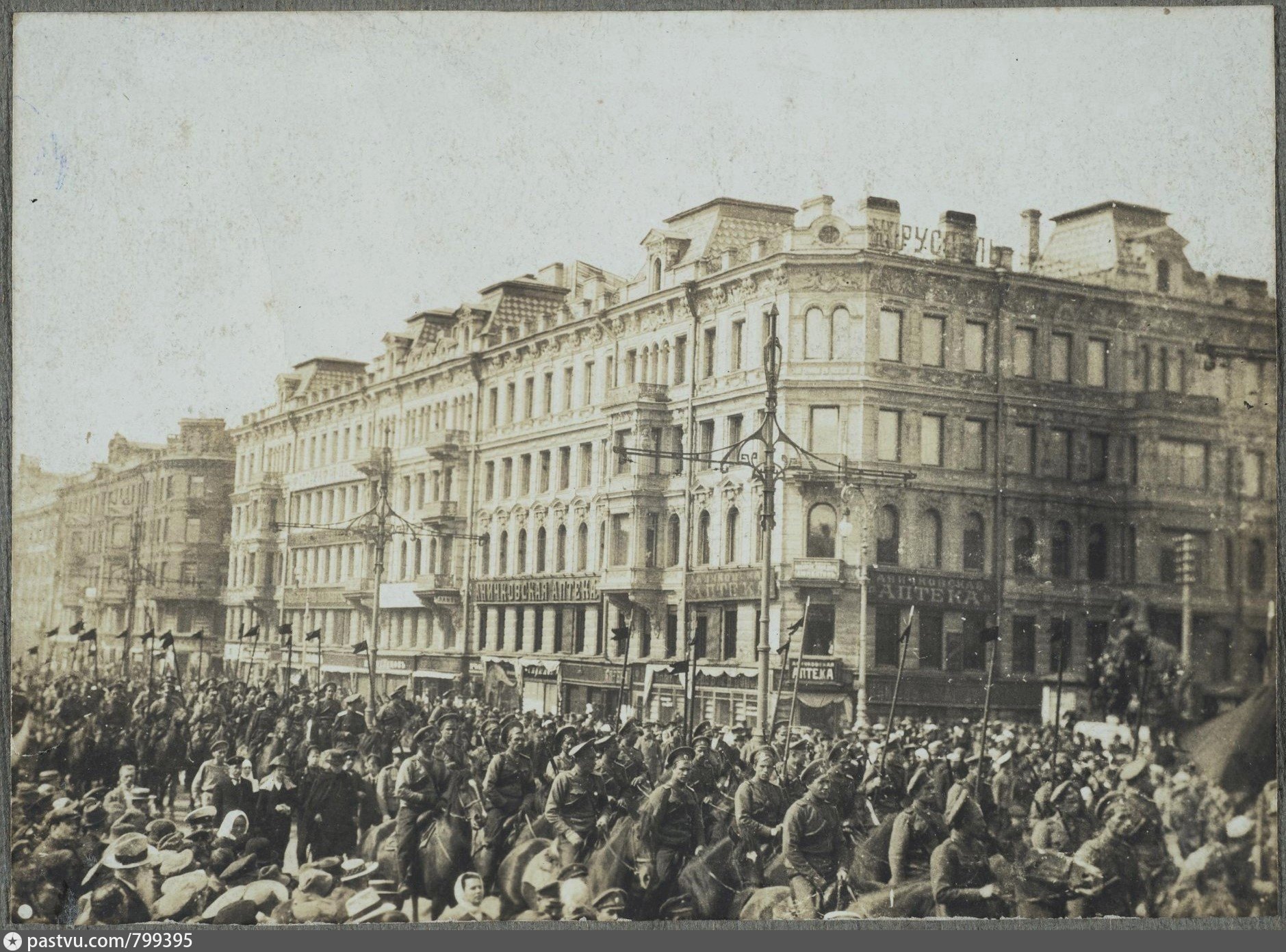 петербург 1917. петербург 1918 год. 1914 указом николая ii санкт-петербург переименован в петроград. екатерининский канал санкт-петербург 19 век. набережная реки фонтанки 1890.
