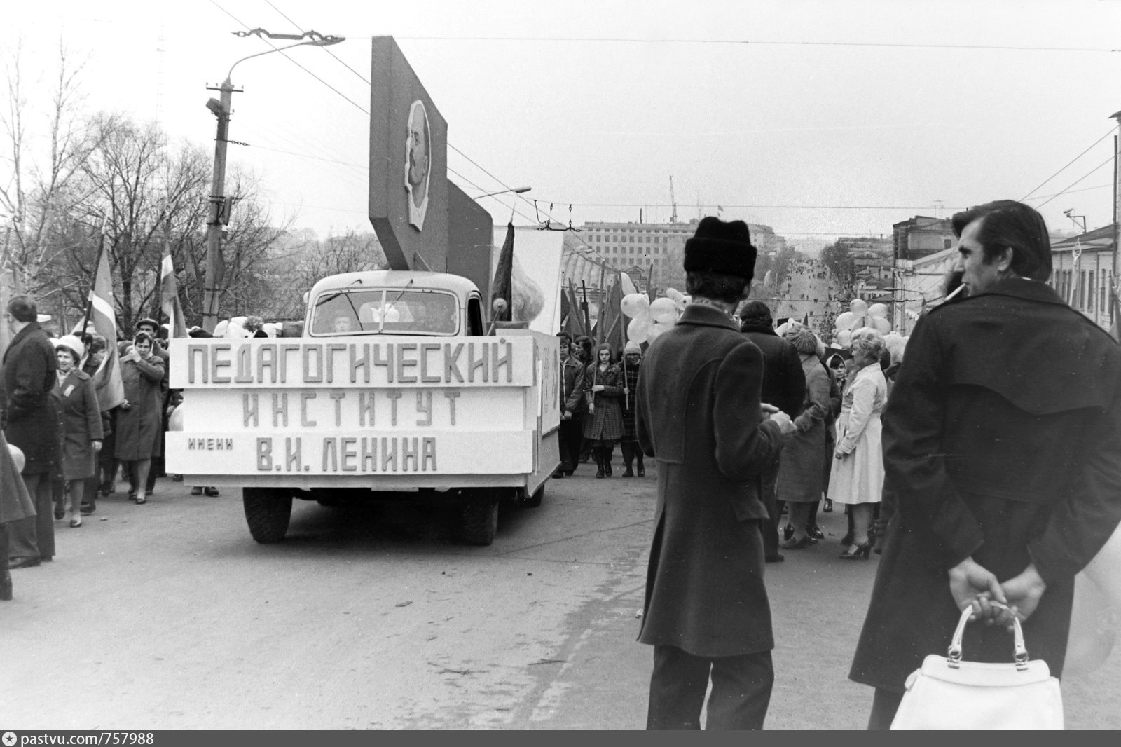 Ноябрь ретро. Первомайская демонстрация 1979 Шахтинская обувная фабрика. Брежнев на Первомайской демонстрации. Демонстрация 1979. 1 Мая 1979.