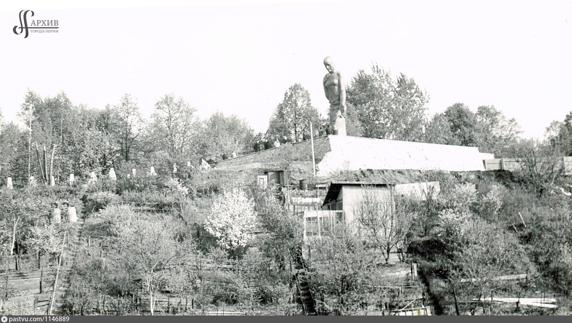 Рисунок скорбящей матери памятник