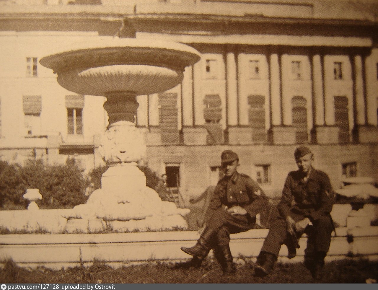 Оккупация пушкина. Екатерининский дворец 1942. Царское село 1941. Немцы в Царском селе 1941. Александровский дворец немцы.