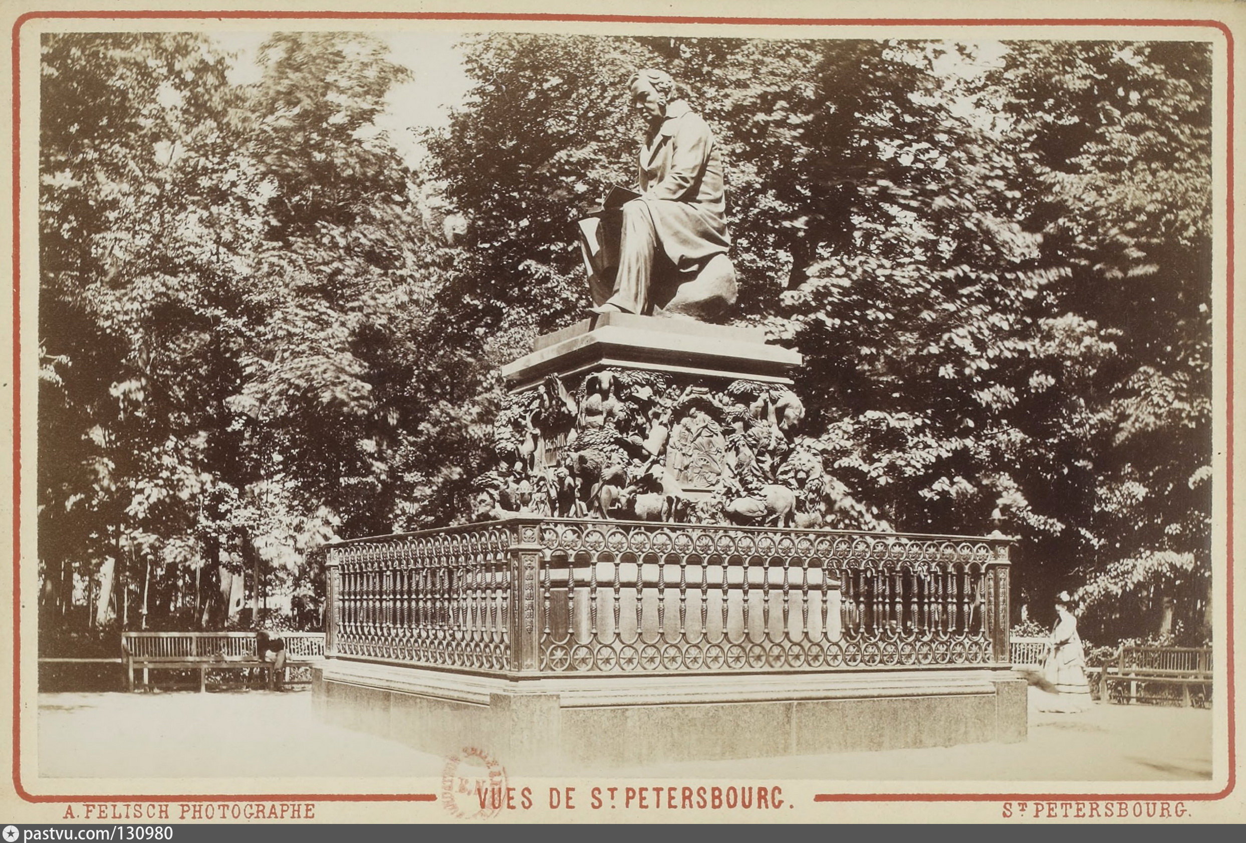 Памятник Крылову в летнем саду старое