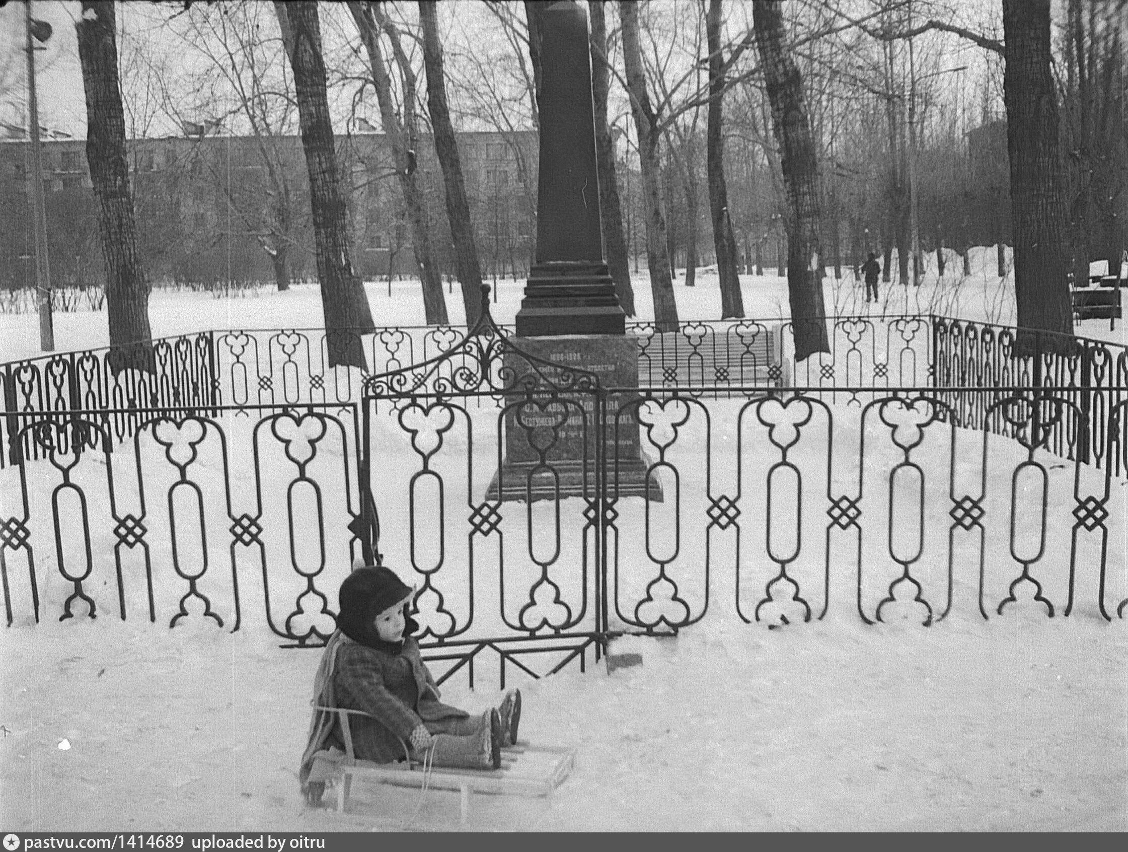 Петербург 1983. Остров Декабристов парк с животными.