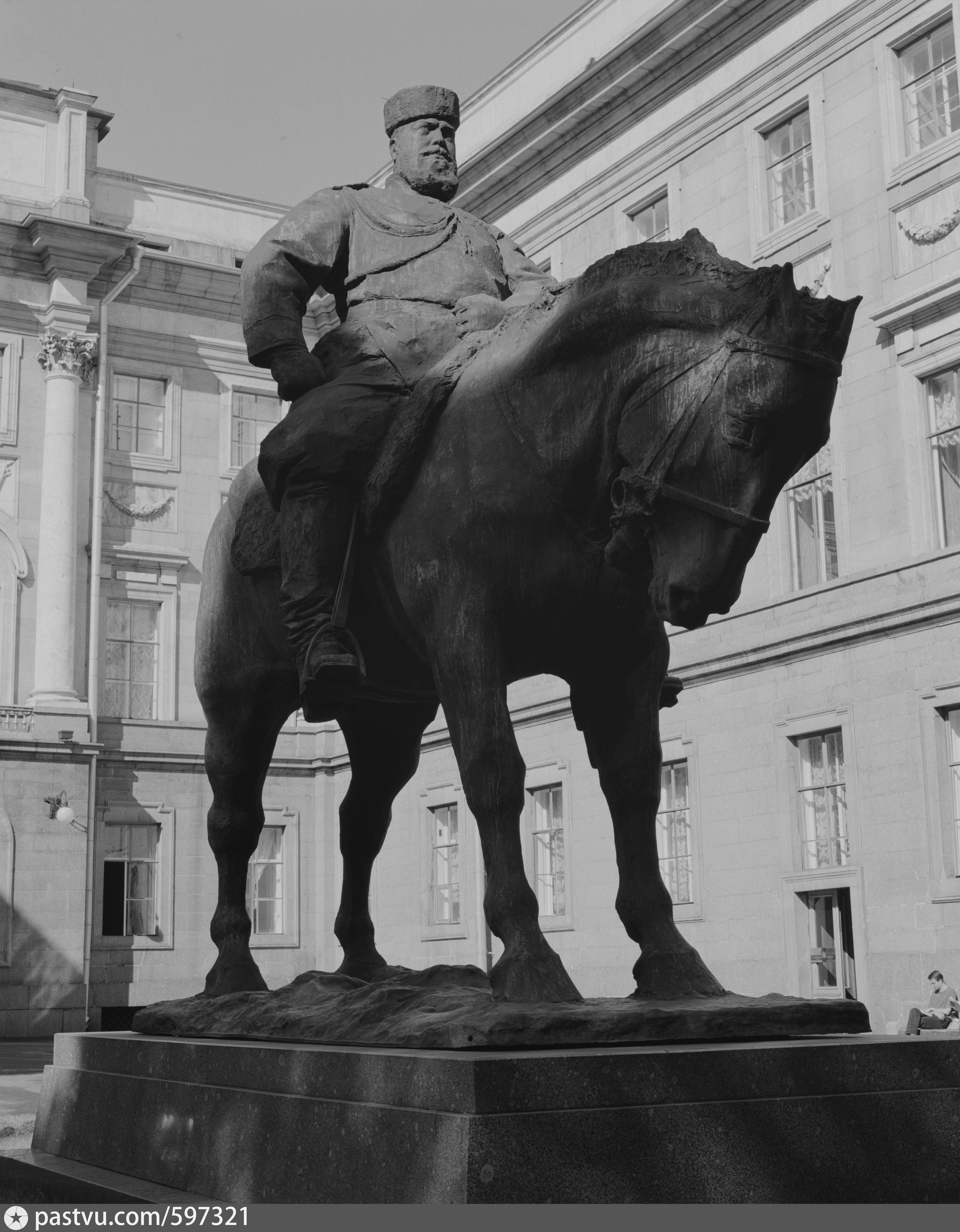 Памятник Александру 3 в Петербурге у мраморного дворца