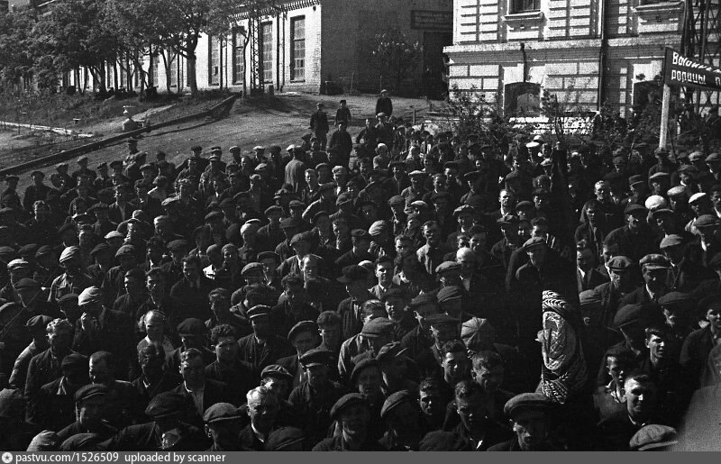 Первая сессия юргинского городского совета 1949 фото Депутат Верховного Совета РСФСР Илья Михайлович Васильев после возвращения домой