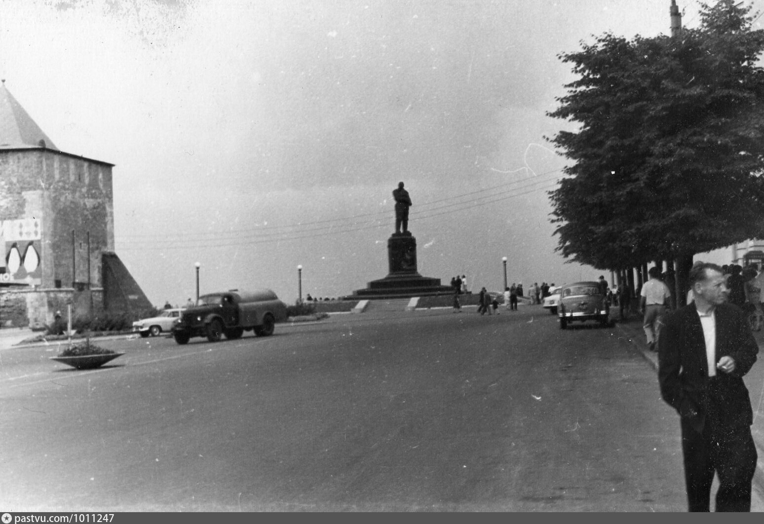 Оренбург 1960. Чкалов Оренбург. Город Горький памятник Чкалова. Чкалов памятник Оренбург. Оренбург старый Чкалов.