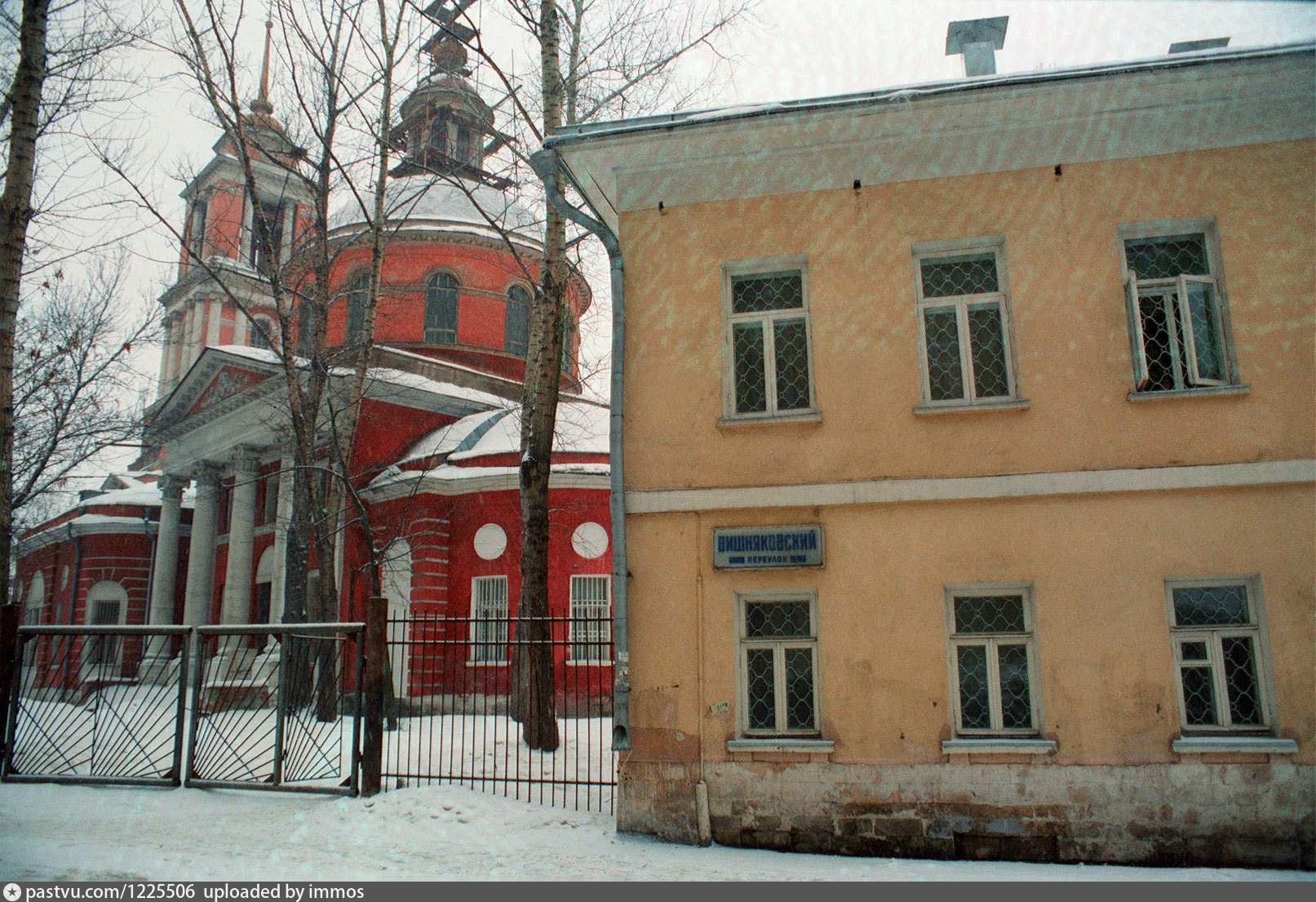 Троица в вишняках. Храм Троицы Живоначальной в Вишняках. Церковь Троицы в Вишняках на Пятницкой. Церковь Троицы в Вишняках на Пятницкой интерьеры. Церковь Троицы Живоначальной в Вишняках интерьер.