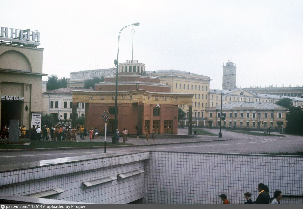 Арбатская площадь 14 стр 1. Арбатская площадь 1. Арбатская площадь. Арбатская площадь дом 1. Военные на Арбатской площади фото.