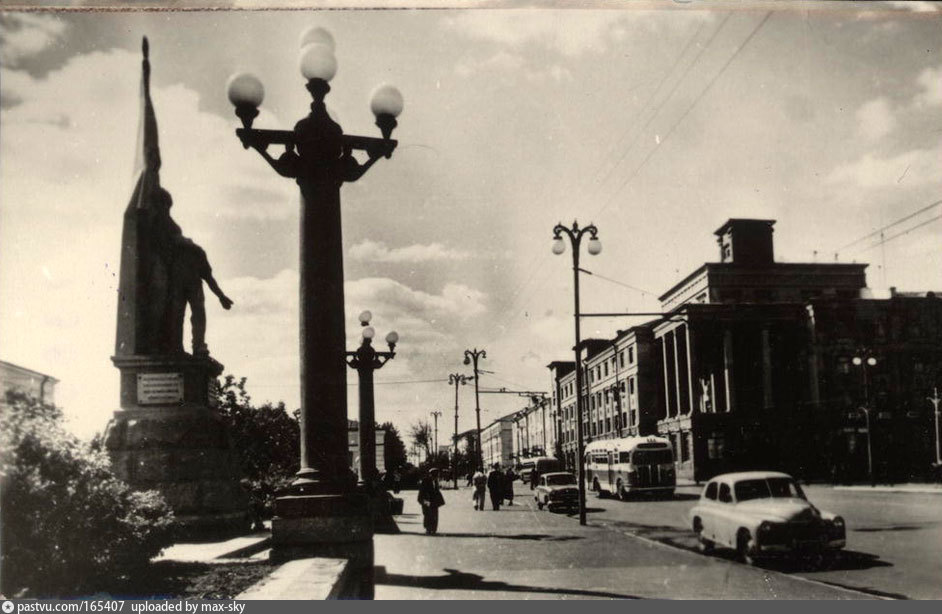 Старый омск. Г Омск 1900г. Омск улица Республики. Памятник Парижской коммуне в Омске. Старые дома в Омске памятник.