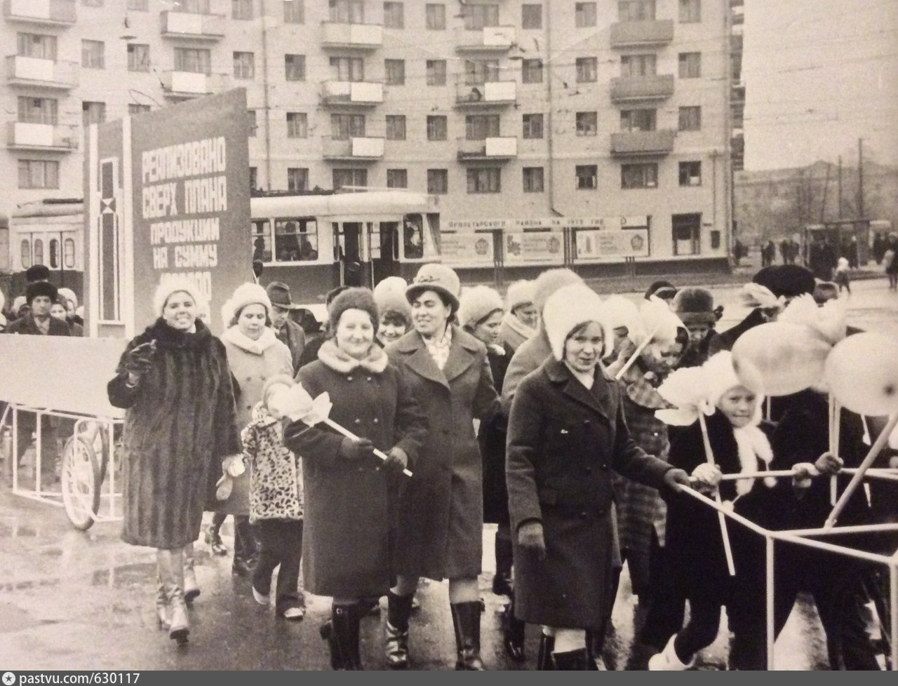 Ноябрьские демонстрации Орехово-Зуево. Таганрог Ноябрьская демонстрация 1976 года. Ноябрьские 1976 года картинки. Картинки ноябрьской демонстрации Воткинск.