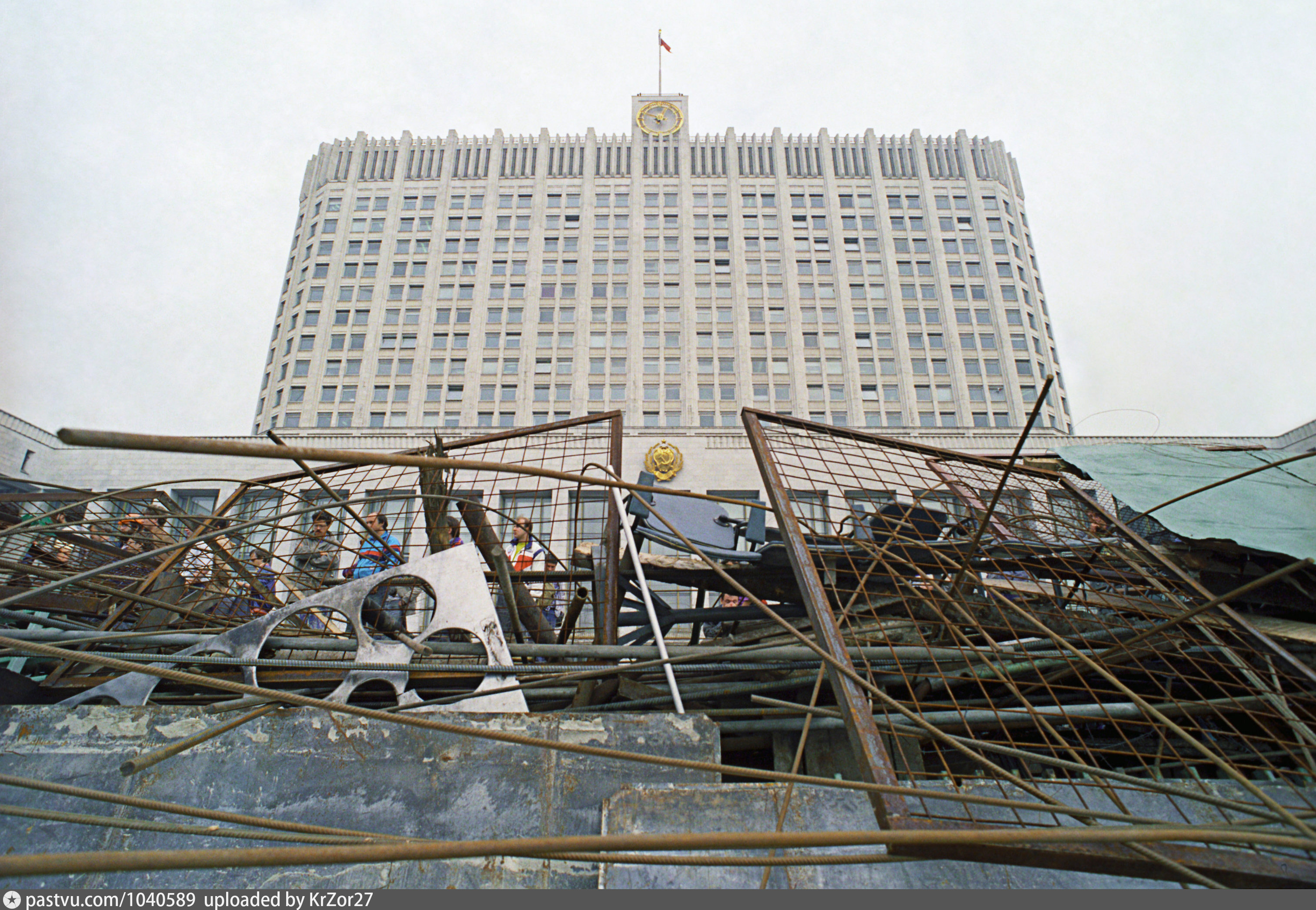 Путч 1991. Москва баррикады 1991 августовский путч. Белый дом в Москве 1991 путч. Августовский путч белый дом. Баррикады у белого дома 1991.