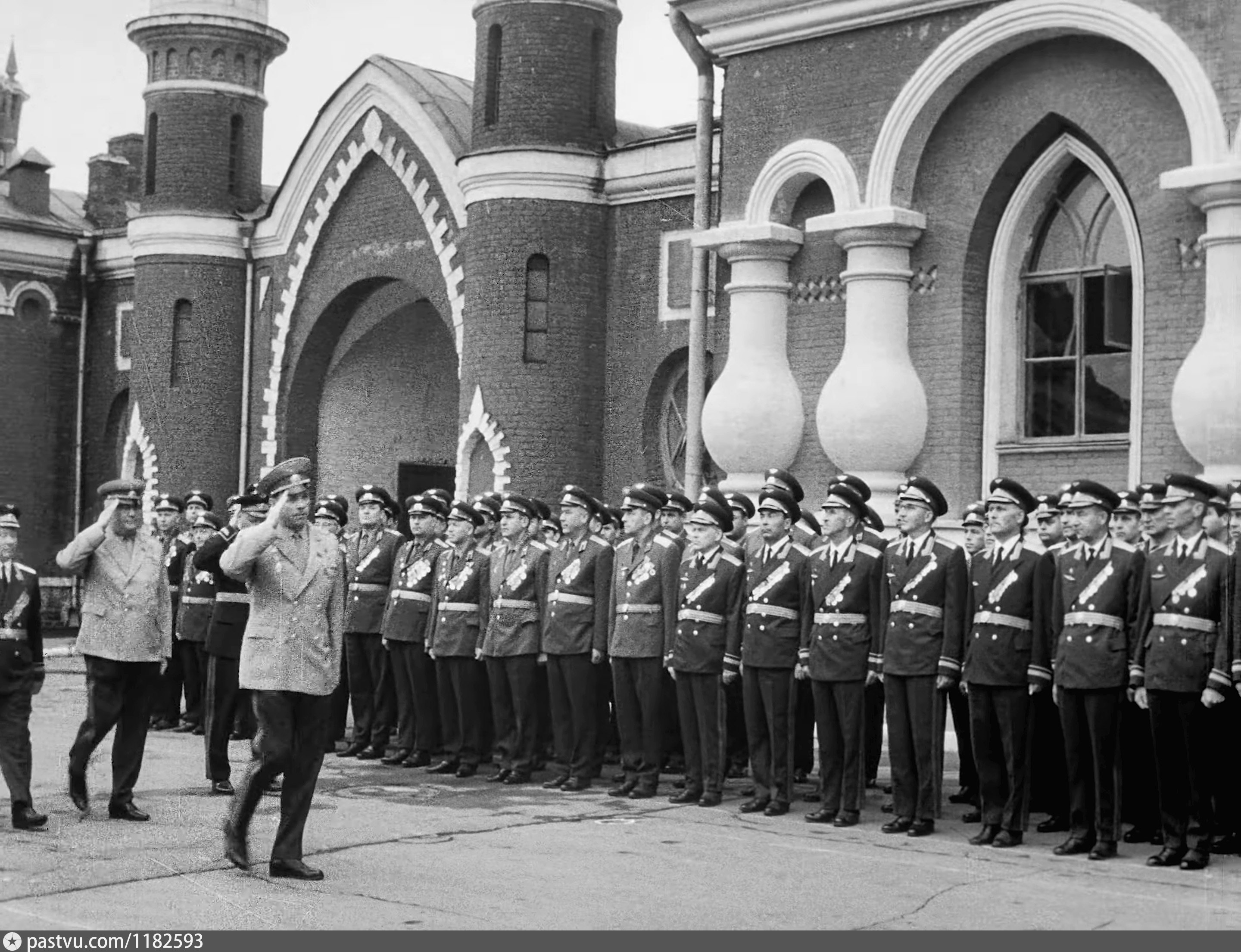 Академия жуковского в москве фото Построение на плацу ВВИА им. Жуковского перед началом учебного года