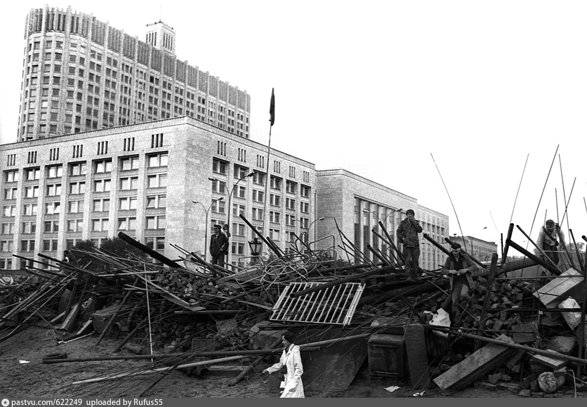 Москва 1993 г. Августовский путч белый дом 1993. Москва баррикады 1991 августовский путч. Белый дом в Москве 1991. 1993 На горбатом мосту Баррикада..