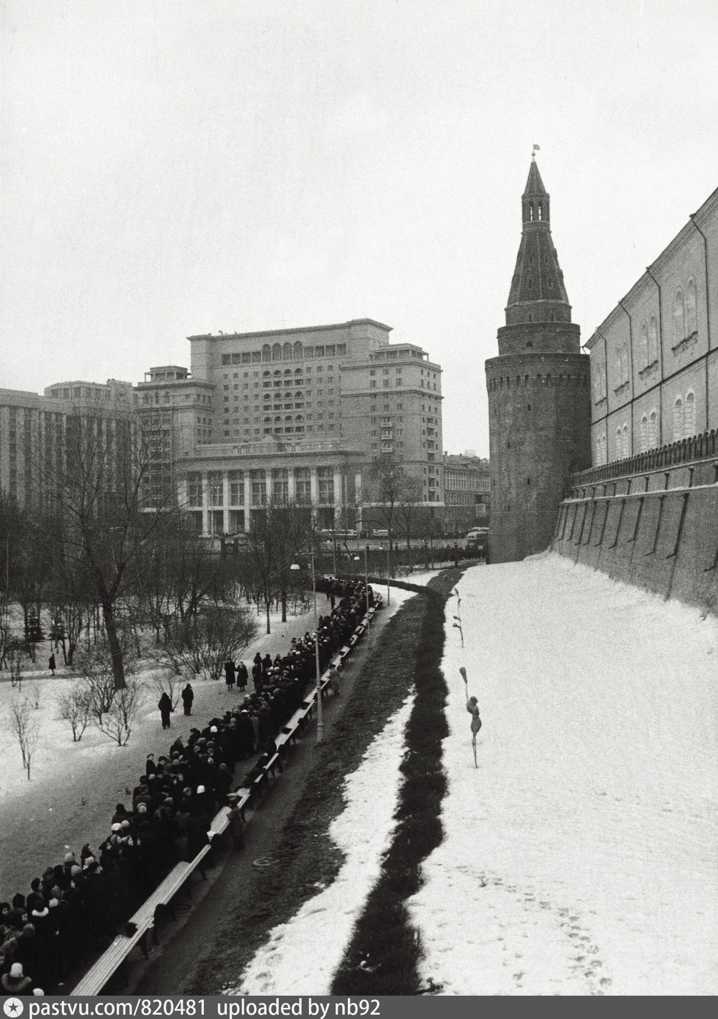 Зима ссср. Очередь в мавзолей в СССР. Очередь в мавзолей. Москва 1960 год. Москва 1960 год фото.