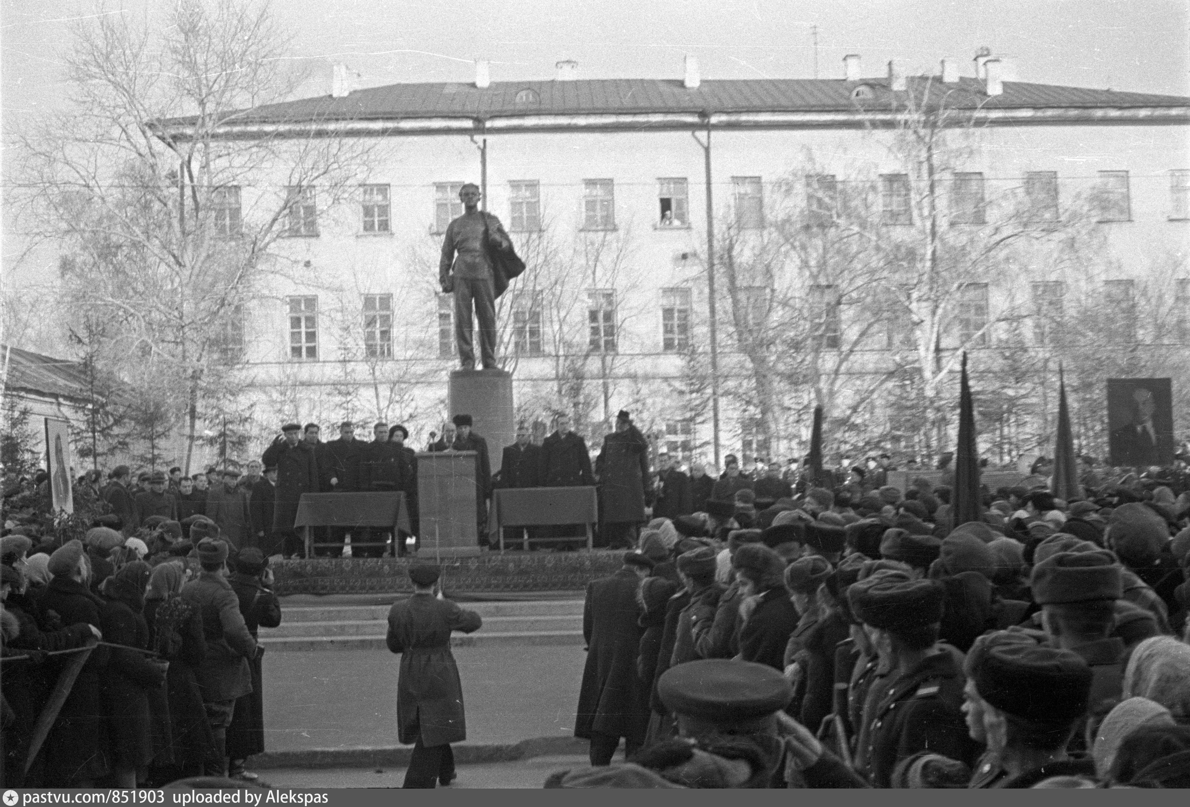 Митинг открытие памятника. Памятник Ленину в Казани. Памятник Ульянову в Казани. Памятник Ленину в Казани у университета. Показать открытие памятника Ленину город Нестерово.