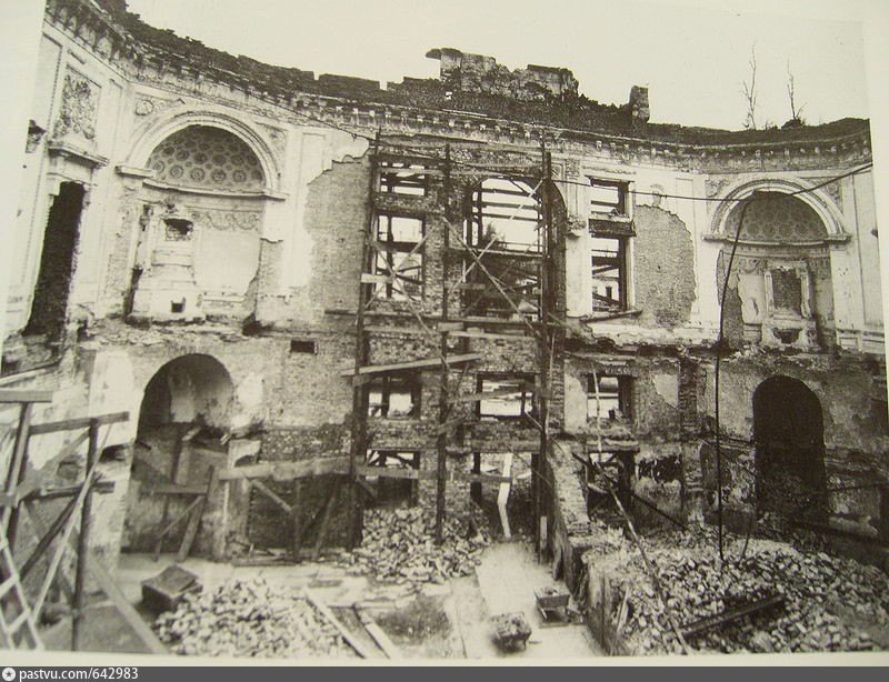 Разрушенный Павловский дворец 1944 г. Павловский дворец 1944 год. Павловский дворец 1941. Разрушенный Павловский дворец.