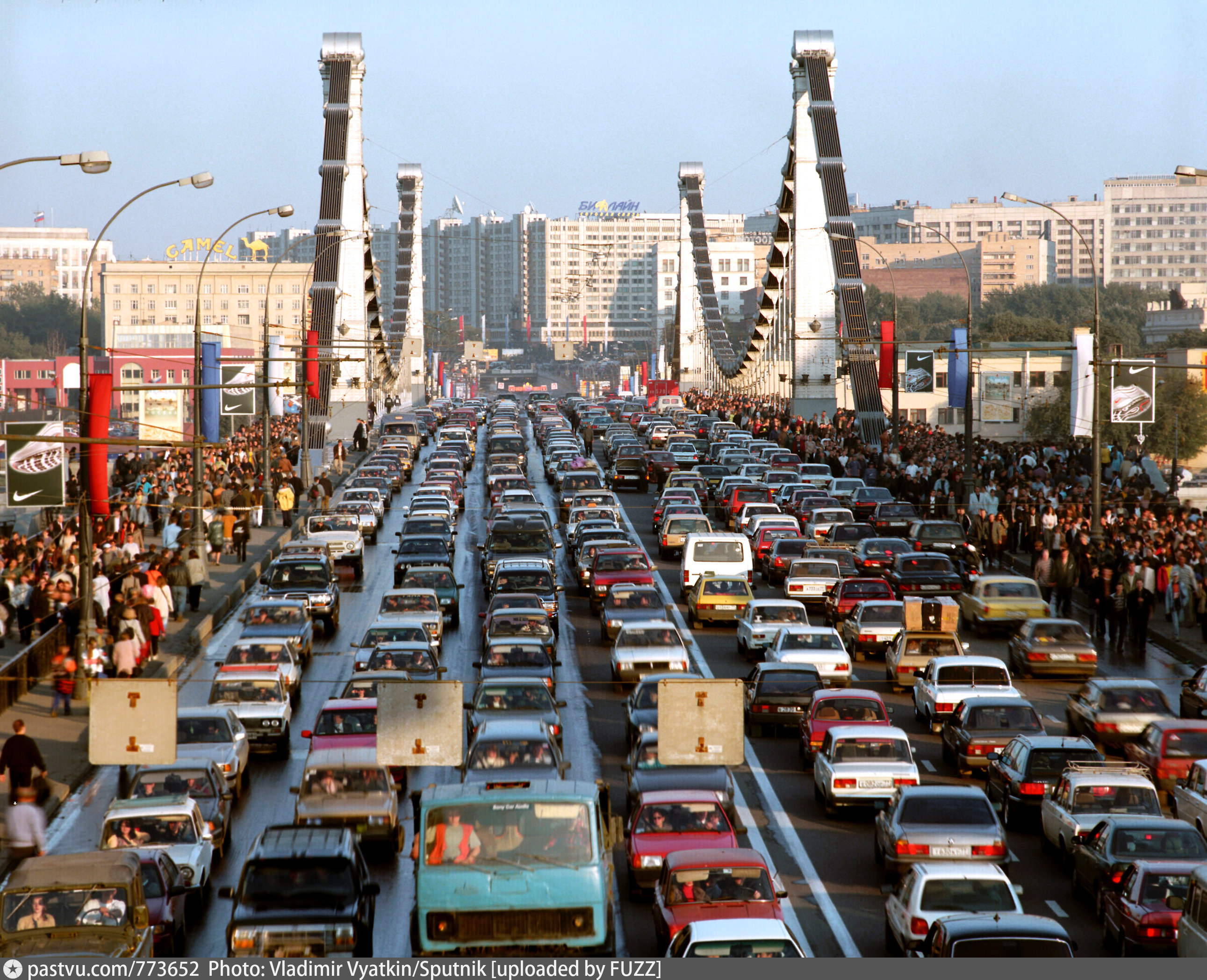 Час пик на дорогах. Москва 1997 год. МКАД 1997 год. Пробки в Москве. Автомобильные пробки СССР.