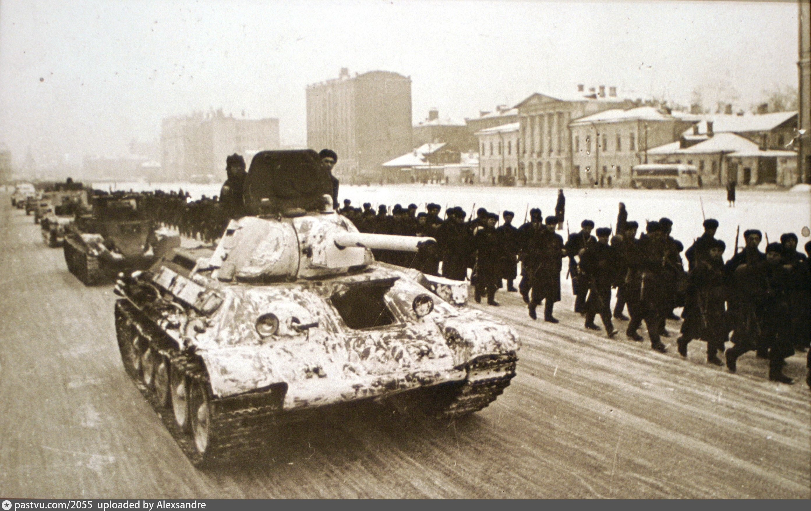 Москва летом 1941. 1941 Москва Военная оборона. Т-34 парад в Москве 1941. Оборона Москвы 1941 танки. Москва в годы войны 1941-1945.