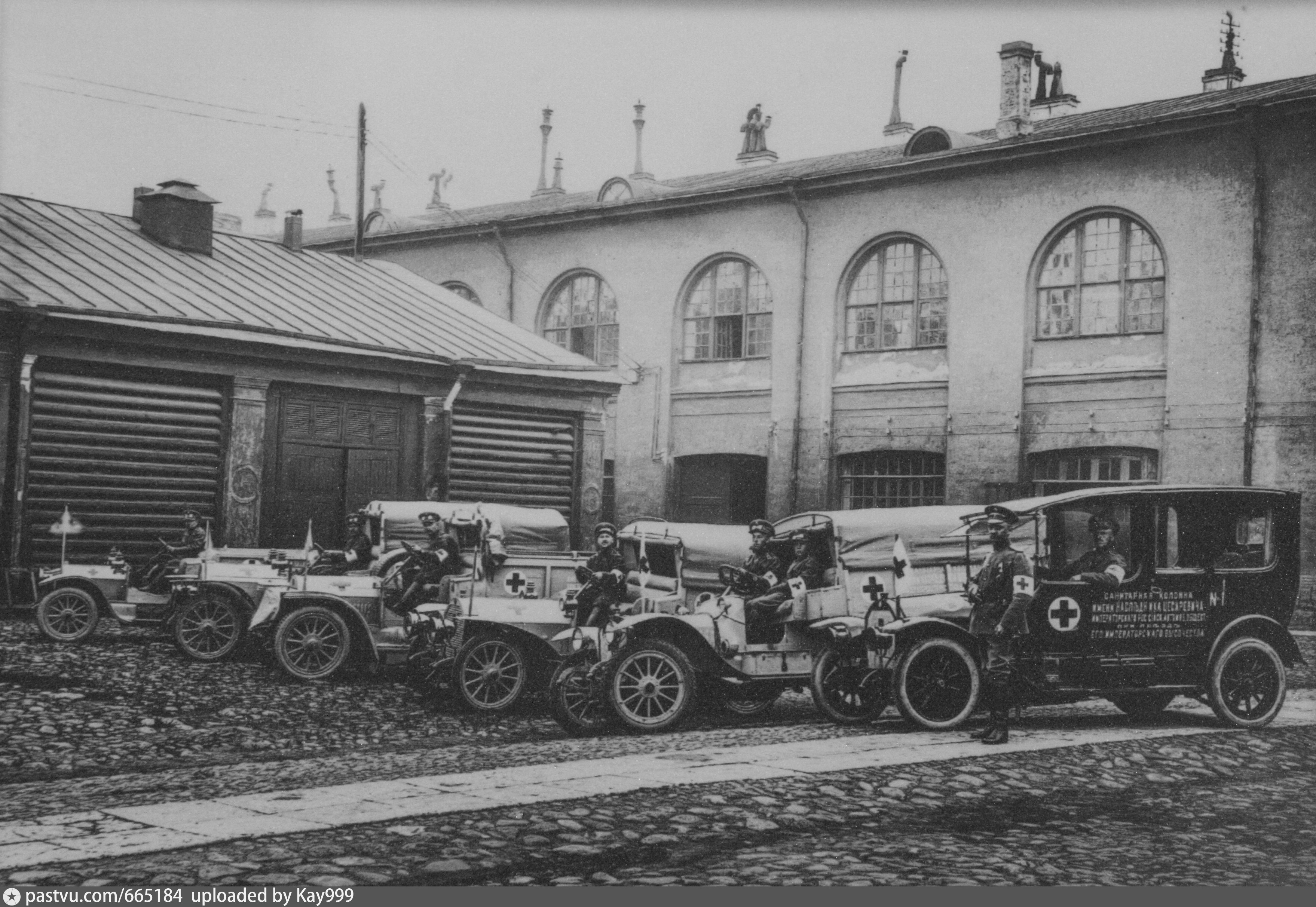 Амо го. Машины 1917 года. Первые кареты скорой помощи.