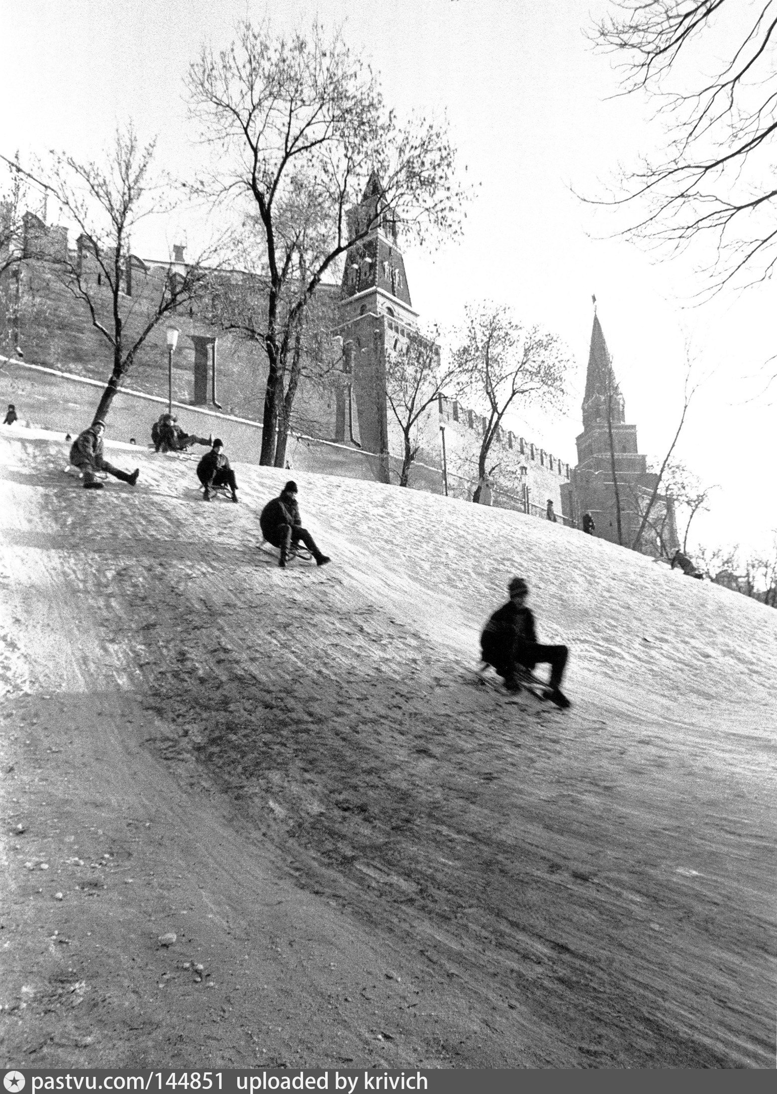 Кремлевская горка. Советские дети катаются с горки. Советское детство зима. Советское детство катаются на Горке. Зима в СССР.
