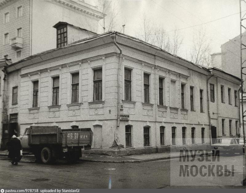 Старая 16. Гимназия в Кривоарбатском переулке Москва. Хвостовская гимназия Кривоарбатский. Кривоарбатский переулок кафе. Кривоарбатский переулок в начале 20 века.